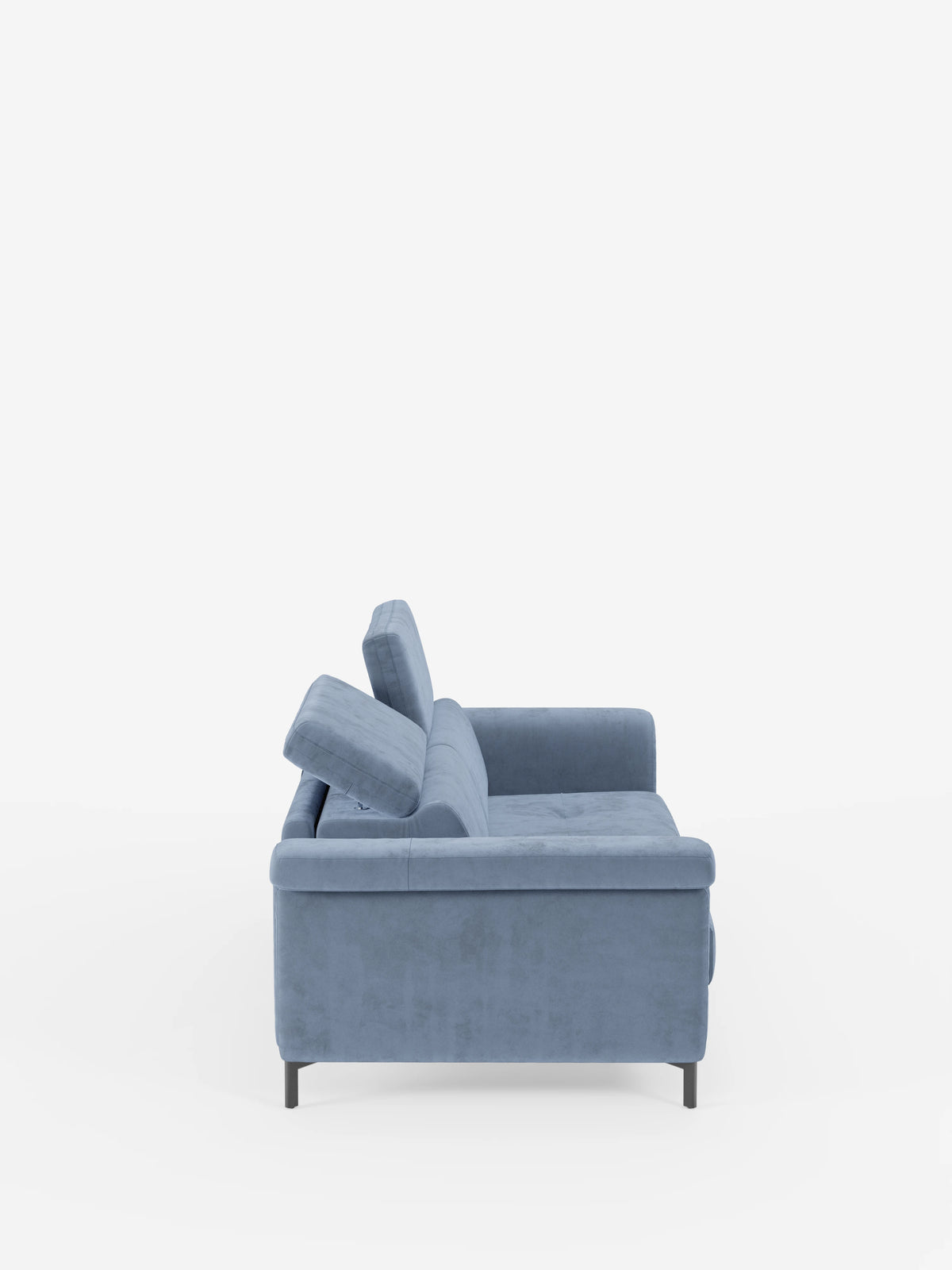 Un divano letto Capri dal design contemporaneo, di colore blu, con piedini alti, firmato divitt.sbs, è raffigurato di profilo su uno sfondo bianco a tinta unita. Caratterizzato da schienali e braccioli imbottiti, questo divano presenta gambe alte nere e morbidi cuscini di seduta e schienale realizzati in raffinato tessuto effetto velluto T30, resistente alle macchie. Il poggiatesta regolabile ne esalta sia il comfort che lo stile.
