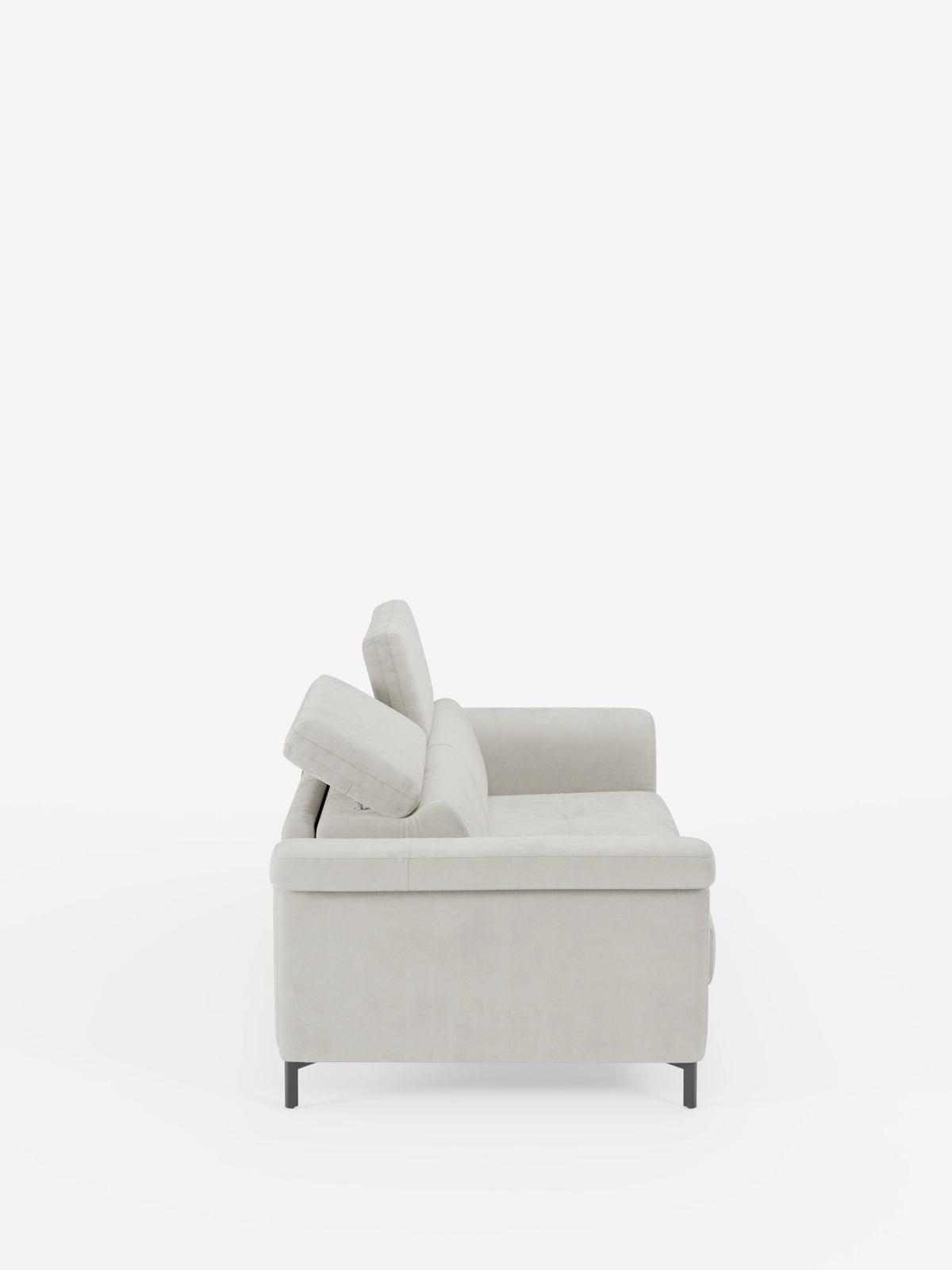 Una vista laterale del divano letto di design Capri con piedini alti di divitt.sbs ne mette in risalto la silhouette moderna, in beige chiaro, con due cuscini dello schienale e sottili gambe nere, su uno sfondo bianco a tinta unita. Realizzato nel vero stile della manifattura italiana, questo divano presenta linee pulite, un design minimalista e un raffinato tessuto T30 effetto velluto antimacchia con poggiatesta regolabili, ideale per gli interni contemporanei.