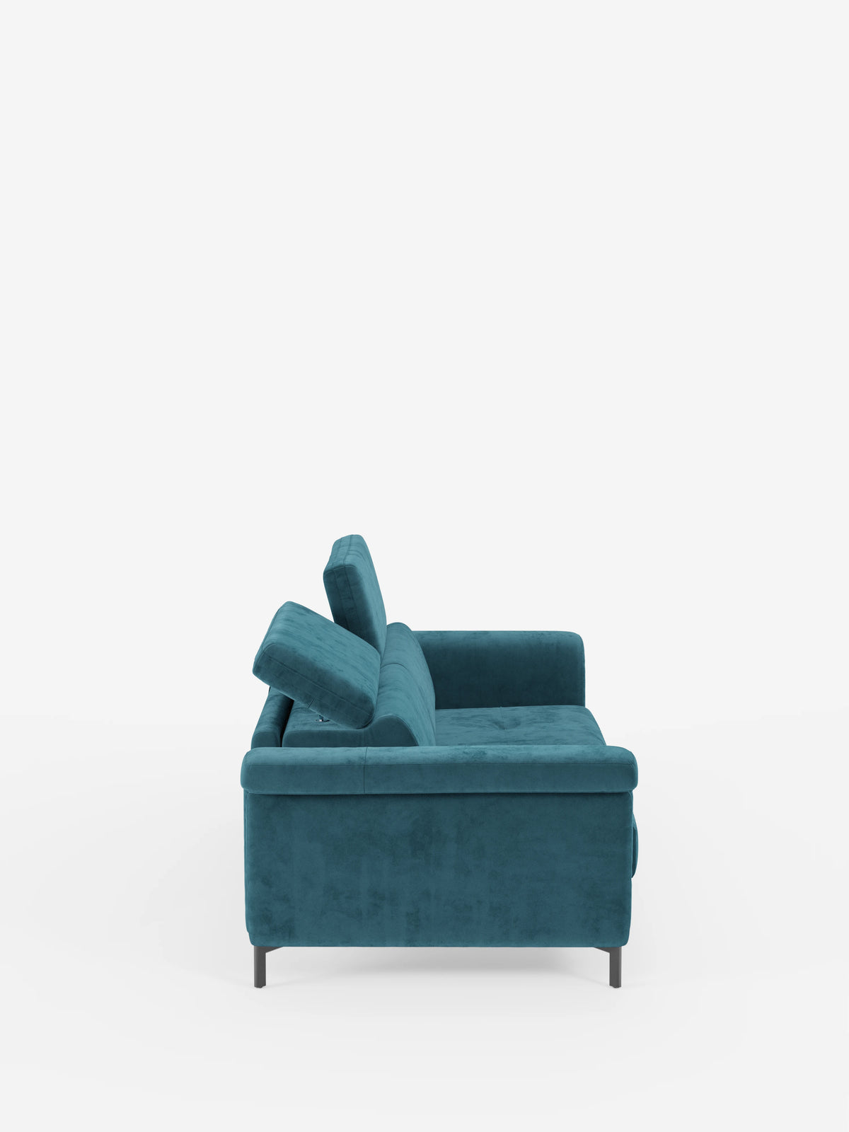 Un divano letto di design contemporaneo color verde acqua “Capri” di divitt.sbs, rivestito in raffinato tessuto T30 effetto velluto antimacchia (tessuto effetto velluto smacchiabile), è raffigurato in una vista laterale su uno sfondo bianco a tinta unita. Questo divano letto è caratterizzato da gambe alte, linee pulite e dritte, cuscini di seduta e schienale morbidi e spessi per un comfort ottimale, un materasso ad alta densità e poggiatesta reclinabili.