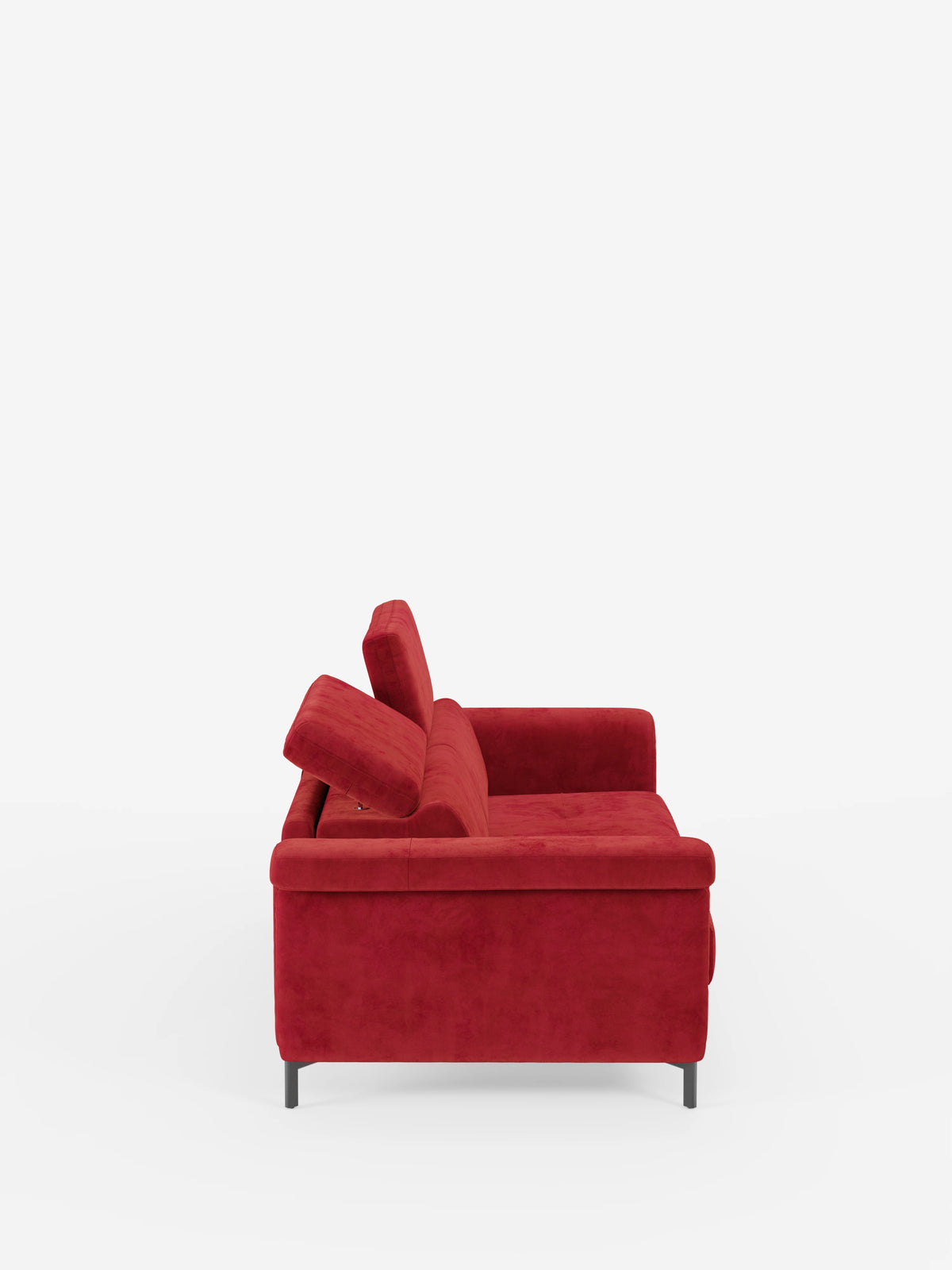 Una vista laterale del divano letto di design Capri di divitt.sbs, rivestito con l’elegante tessuto T30 effetto velluto resistente alle macchie, caratterizzato da due cuscini dello schienale, braccioli squadrati, gambe alte nere e realizzato secondo l’autentica tradizione artigianale italiana, su uno sfondo bianco a tinta unita.