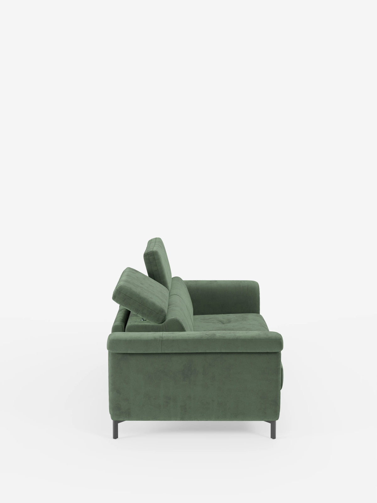 Vista laterale del divano letto di design Capri di divitt.sbs, caratterizzato da un rivestimento verde in raffinato tessuto effetto velluto smacchiabile T30. Questo divano moderno presenta sottili gambe alte nere, braccioli squadrati e schienale e seduta imbottiti per garantire il massimo comfort. Le sue linee semplici e pulite e i poggiatesta reclinabili incarnano l’eleganza minimalista e la raffinata manifattura italiana. Sullo sfondo bianco, il morbido tessuto vellutato ne esalta l’aspetto sofisticato.