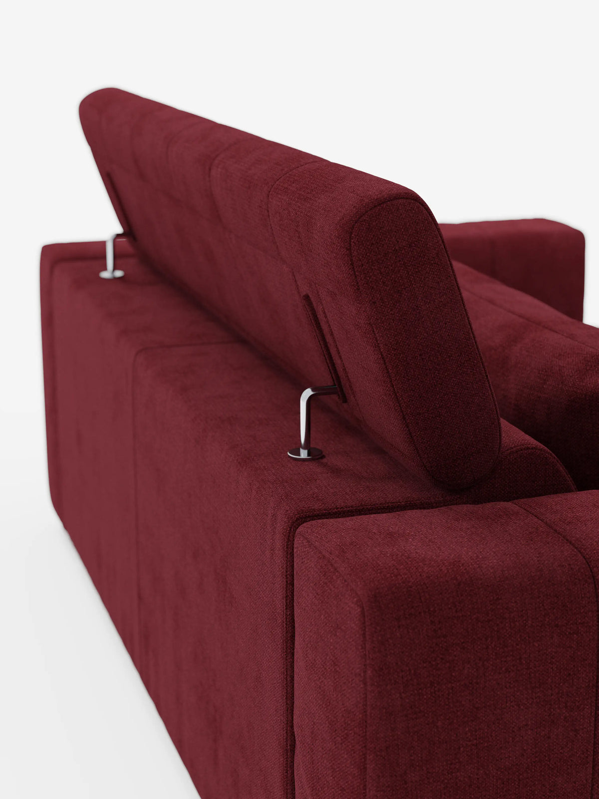 Un divano a tre posti in stile dorico contemporaneo di colore rosso intenso di divitt.sbs, dotato di sedute estensibili con funzione relax elettrica e poggiatesta reclinabile in tessuto T23 facile da pulire. I braccioli cubici e le linee slanciate e minimaliste del divano sono ripresi da dietro e dall’alto, mettendo in risalto il morbido rivestimento sostenuto da due aste metalliche.