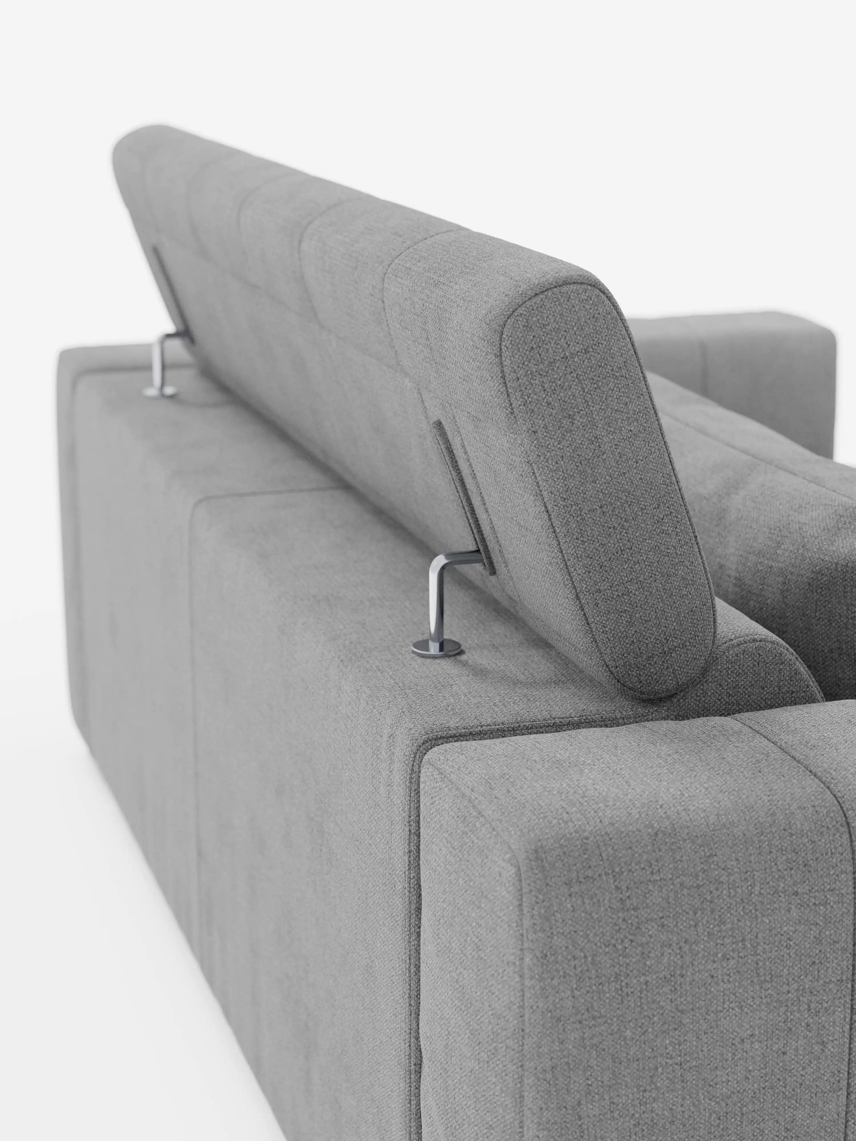 Il divano a 3 posti Doric di divitt.sbs è raffigurato nella vista posteriore, che ne mette in risalto il rivestimento T23 grigio e antimacchia e i poggiatesta regolabili su supporti in metallo. Le linee pulite e il design minimalista risaltano sullo sfondo bianco, mentre l’estetica moderna del divano è completata dai sedili reclinabili elettricamente, che garantiscono un comfort ancora maggiore.