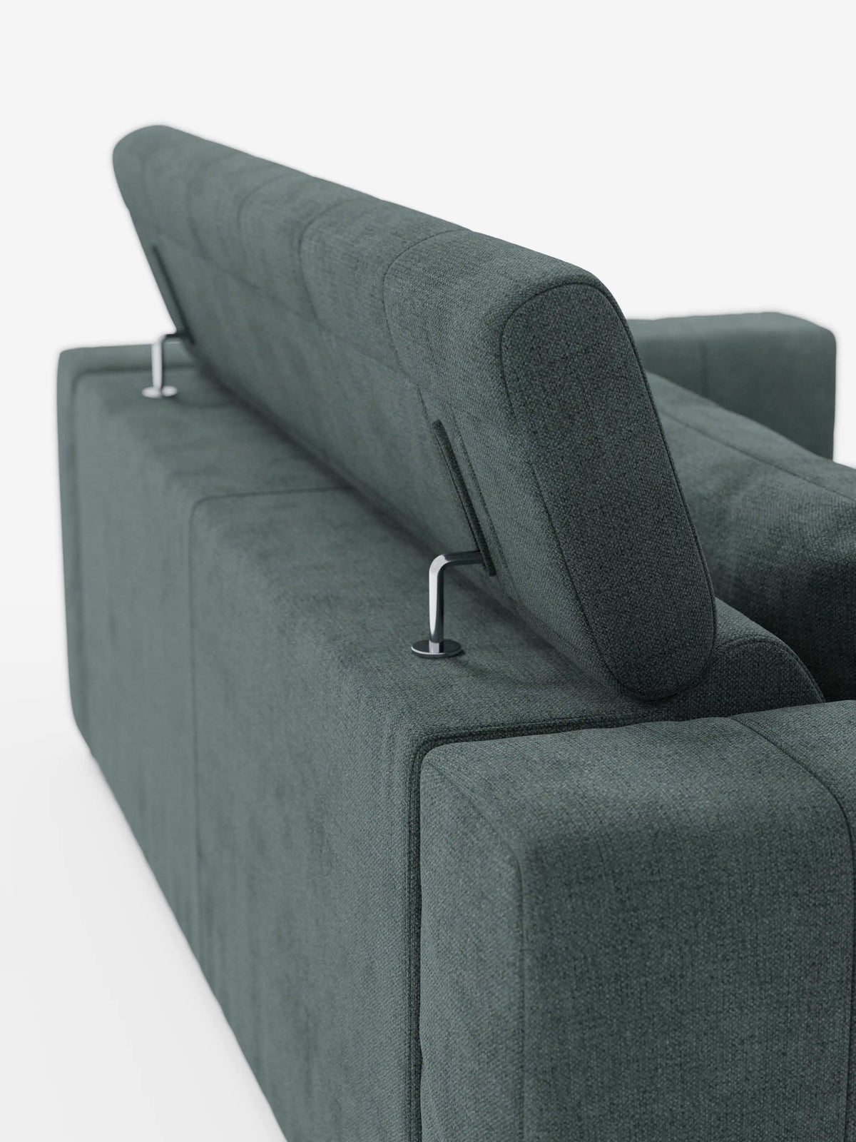 Un primo piano del divano a 3 posti Doric di divitt.sbs ne mette in risalto il design moderno in verde scuro, caratterizzato da poggiatesta regolabili su eleganti supporti in metallo e sedute estensibili grazie a meccanismi di relax elettrici. Ripreso da dietro e di lato su uno sfondo bianco a tinta unita, questo elegante divano sfoderabile in tessuto T23 antimacchia unisce un fascino contemporaneo a un comfort pratico.