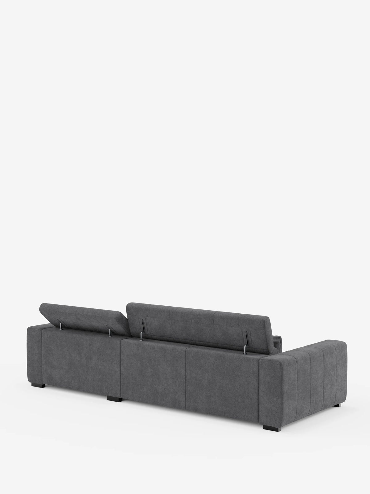Visto da dietro, il divano angolare con penisola e sedute allungabili con relax elettrico “Doric” di divitt.sbs presenta un design contemporaneo in grigio scuro con poggiatesta reclinabili regolabili in posizione verticale. Questo moderno divano componibile è dotato di ampi braccioli imbottiti ed è rivestito in tessuto T23 di facile pulizia, che risalta sullo sfondo bianco a tinta unita.