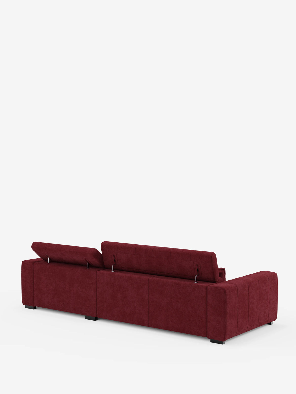 Un divano angolare contemporaneo di colore rosso intenso, modello “Doric”, con penisola e sedute allungabili con funzione relax elettrica, firmato divitt.sbs, è esposto su un semplice sfondo bianco. Questo divano moderno si caratterizza per le linee pulite, il profilo basso e i braccioli squadrati. La vista posteriore rivela tre sezioni di seduta e piedini neri corti, mentre gli schienali regolabili e i poggiatesta reclinabili in tessuto T23 antimacchia esaltano sia il comfort che lo stile.
