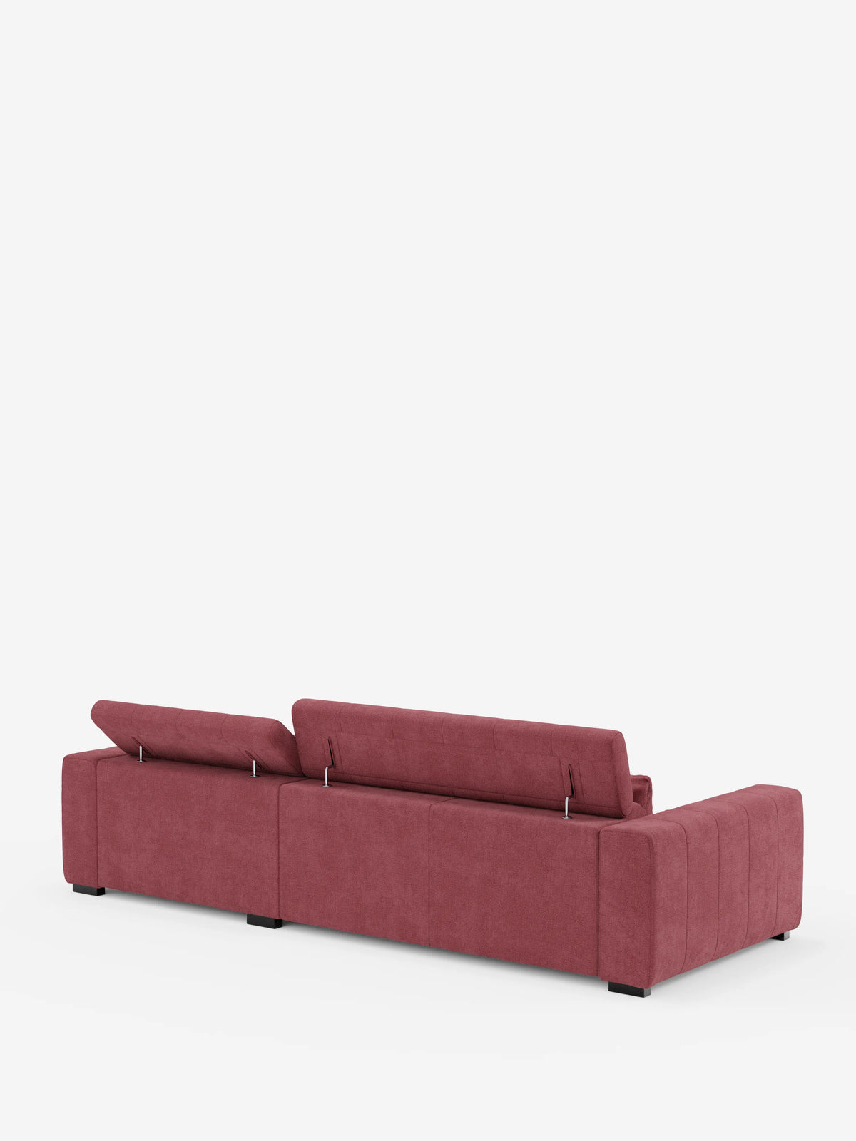 Il divano angolare Doric con penisola e sedute allungabili con funzione relax elettrica di divitt.sbs è raffigurato di retro in un rosso tenue, con rivestimento T23 resistente alle macchie. Due schienali delle sedute si sollevano grazie alla funzione relax elettrica, mentre uno rimane piatto. Questo divano moderno presenta linee pulite, cuciture a vista, braccioli squadrati e poggia su piedini neri bassi su uno sfondo bianco.