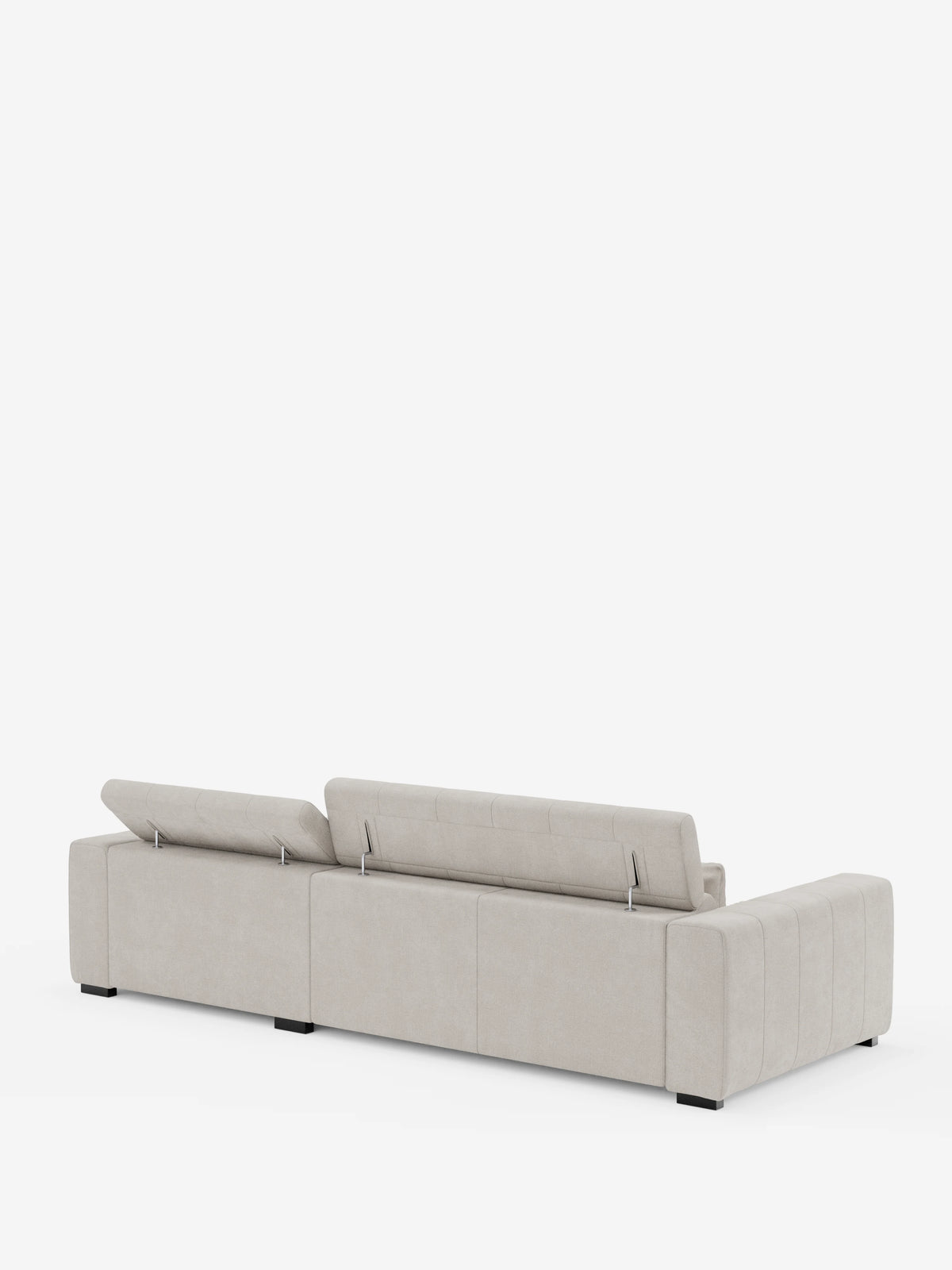 Un divano angolare Doric in beige chiaro contemporaneo con penisola e sedute allungabili con relax elettrico di divitt.sbs è raffigurato di retro. Questo divano presenta poggiatesta regolabili e reclinabili, linee pulite, cuciture discrete e gambe basse nere. Lo sfondo bianco a tinta unita mette in risalto il protagonista della scena: l’elegante divano con penisola rivestito in tessuto smacchiabile T23.
