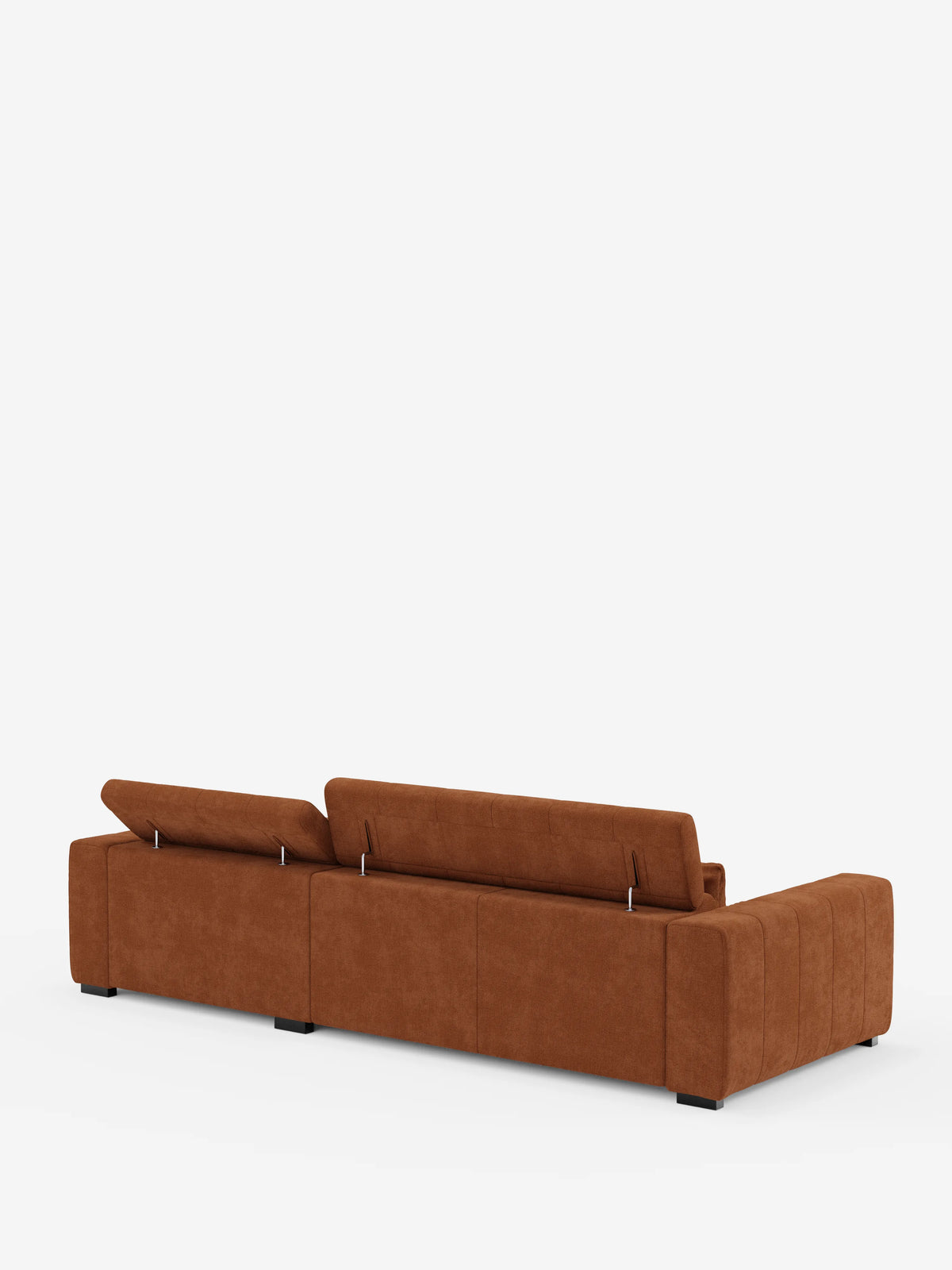 Un grande divano angolare rettangolare in stile dorico con penisola e sedute allungabili con funzione relax elettrica di divitt.sbs, rivestito in tessuto T23 marrone ruggine e resistente alle macchie, spicca su uno sfondo bianco. Caratterizzato da linee pulite, braccioli bassi e larghi, poggiatesta reclinabili e piedini a blocco neri, il divano è ripreso di spalle da un’angolazione che ne esalta il design moderno.