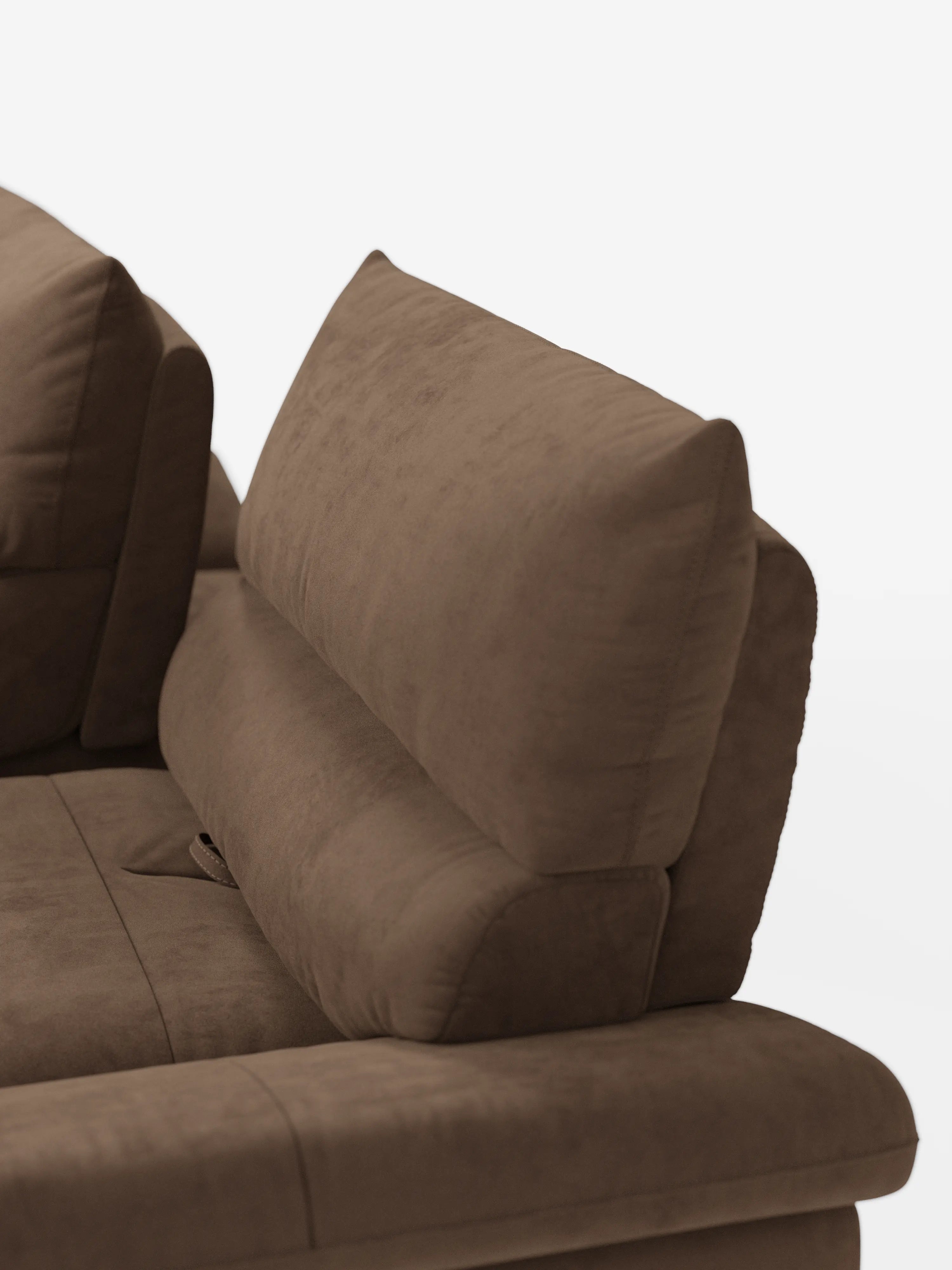 Primo piano del divano Eclipse dal design moderno a 2 e 3 posti di divitt.sbs, realizzato in elegante microfibra T11 resistente alle macchie in una ricca tonalità di marrone. L’immagine mette in risalto lo schienale imbottito e inclinato e il bracciolo sinistro su uno sfondo bianco a tinta unita. I cuscini spessi e confortevoli con cuciture a vista esaltano la raffinatezza del rivestimento, mentre la base alta ed elegante (piedini alti) e gli schienali scorrevoli ne sottolineano il fascino contemporaneo.