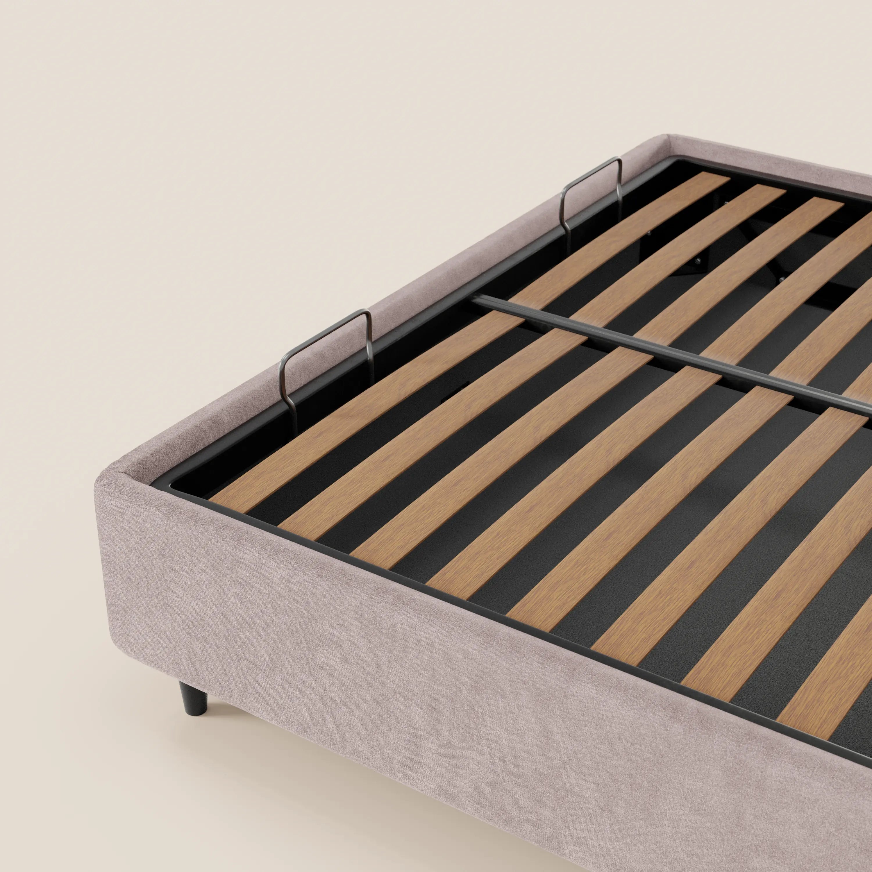 Un primo piano del letto sommier imbottito ERON di Letti.store ne mette in evidenza il tessuto impermeabile beige certificato Oeko-Tex, la struttura in metallo nero con doghe in legno, i due fermi metallici agli angoli e le corte gambe cilindriche nere.