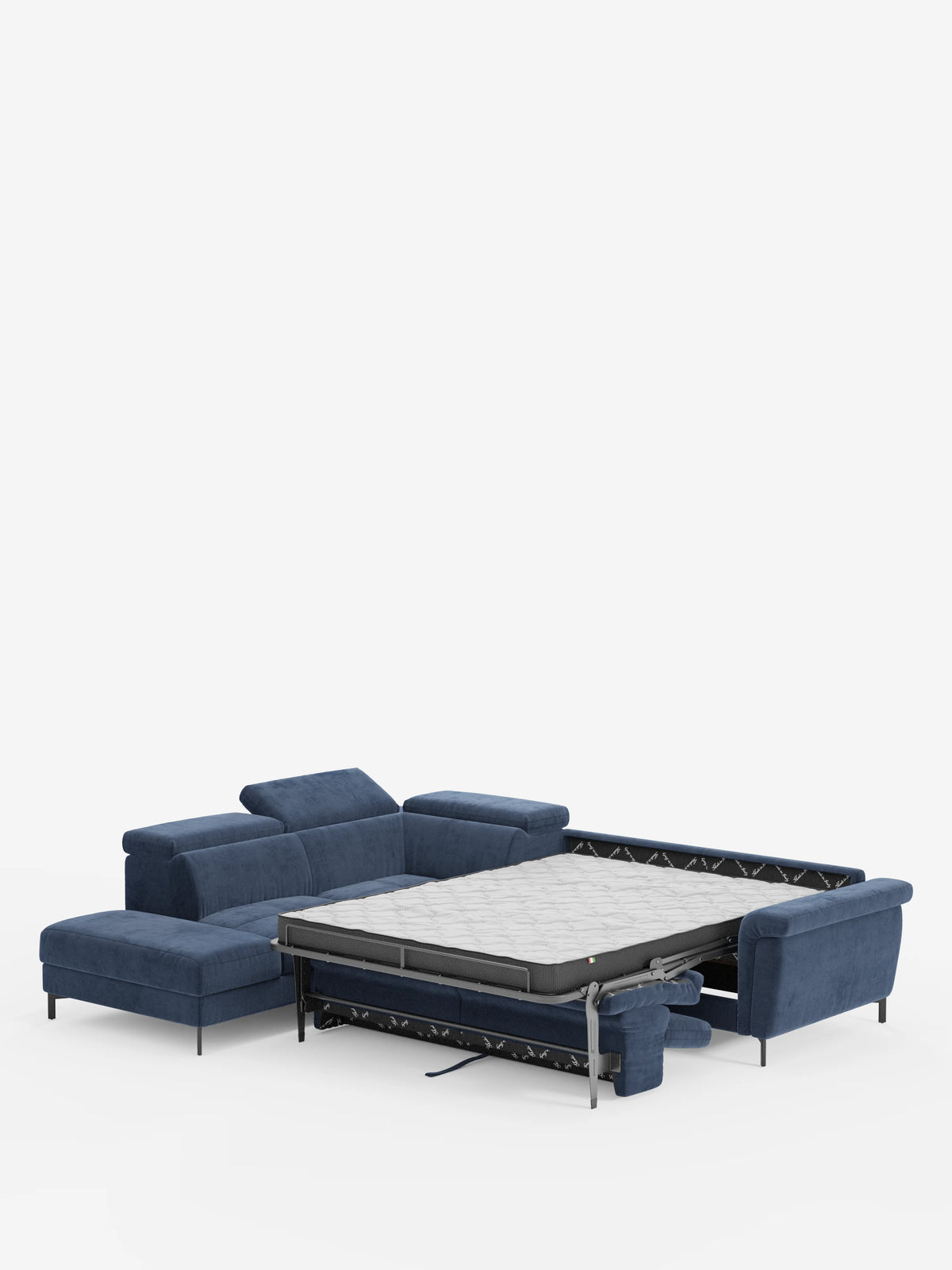Il divano letto angolare Capri di divitt.sbs è qui presentato in un vivace tessuto vellutino smacchiabile blu, con una chaise longue sul lato sinistro e il letto estraibile completamente aperto. Il materasso T30 ad alte prestazioni e la robusta struttura sono chiaramente visibili, mettendo in risalto la versatile funzione letto di questo design moderno. Con i poggiatesta regolabili, questo divano letto angolare spicca sullo sfondo bianco, bilanciando perfettamente stile e funzionalità.