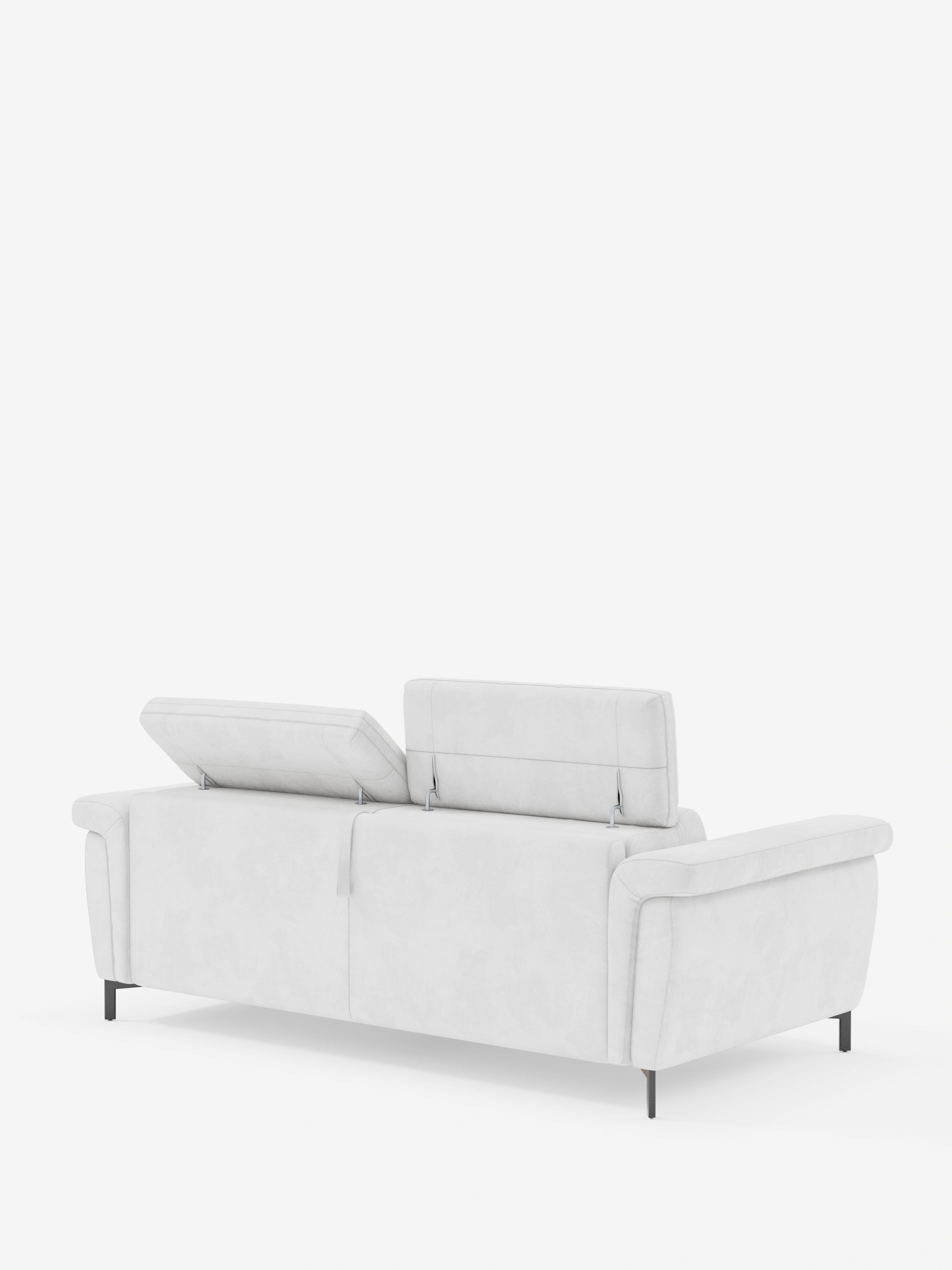 Il divano letto di design Capri di divitt.sbs è raffigurato di retro su uno sfondo bianco, rivestito in raffinato tessuto effetto velluto smacchiabile T30. Il poggiatesta centrale reclinabile è parzialmente sollevato, mentre quello di sinistra è completamente sollevato. Caratterizzato da sottili piedini alti neri e ampi braccioli imbottiti, questo divano coniuga un design minimalista e pulito con una funzionalità versatile, perfetto per gli spazi abitativi contemporanei.
