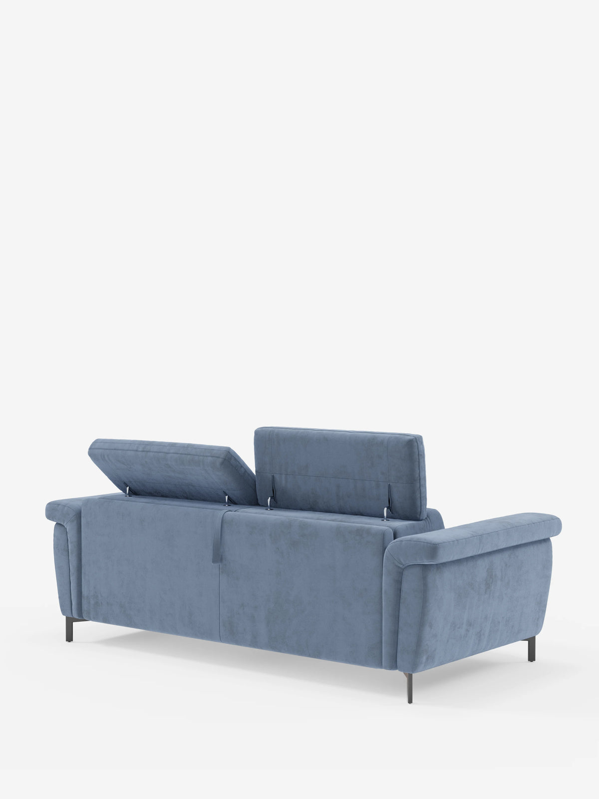 Il divano letto di design Capri con piedini alti di divitt.sbs è raffigurato di retro, rivestito in raffinato tessuto effetto velluto smacchiabile T30 di colore blu. Due dei tre poggiatesta reclinabili sono sollevati, mentre il terzo rimane in posizione orizzontale. Il divano moderno, caratterizzato da sottili gambe nere, è posto su uno sfondo bianco a tinta unita.