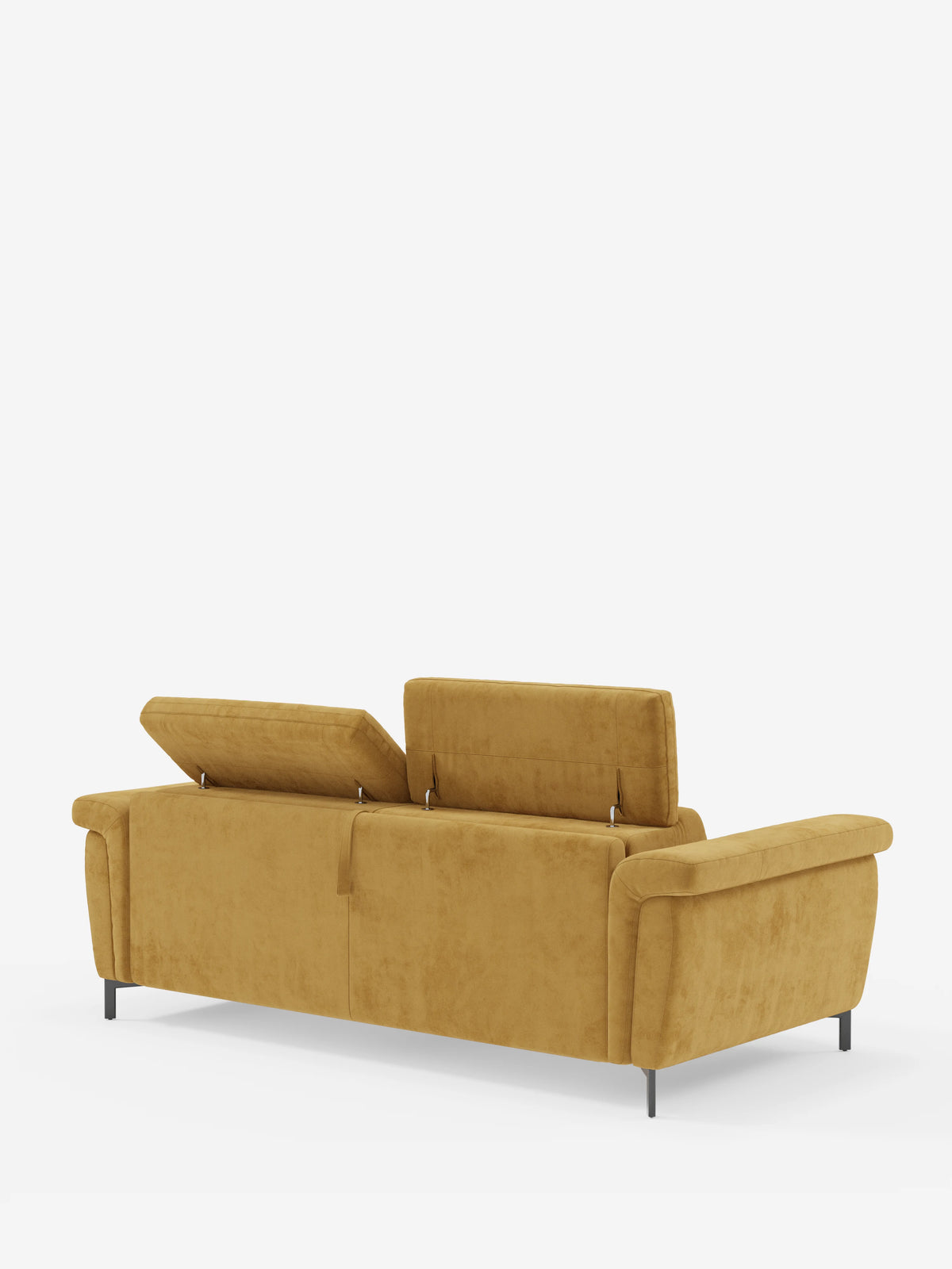 Il divano letto di design Capri con gambe alte di divitt.sbs è raffigurato di retro in un intenso giallo senape, rivestito in raffinato tessuto effetto velluto smacchiabile T30. Questo divano a tre posti presenta eleganti gambe alte nere e due poggiatesta regolabili, uno dei quali parzialmente sollevato. Esempio di moderna maestria artigianale italiana, il design è caratterizzato da braccioli dalle linee morbidamente arrotondate e da dettagli discreti e minimalisti. Lo sfondo è bianco a tinta unita.