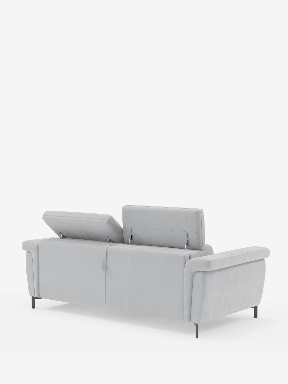 Il divano letto Capri di design, in grigio chiaro, di divitt.sbs è ripreso di retro, con le sue sottili gambe nere e i tre poggiatesta regolabili: due rialzati e uno piatto. Il divano, rivestito in raffinato tessuto effetto velluto smacchiabile T30, risalta su uno sfondo bianco a tinta unita.