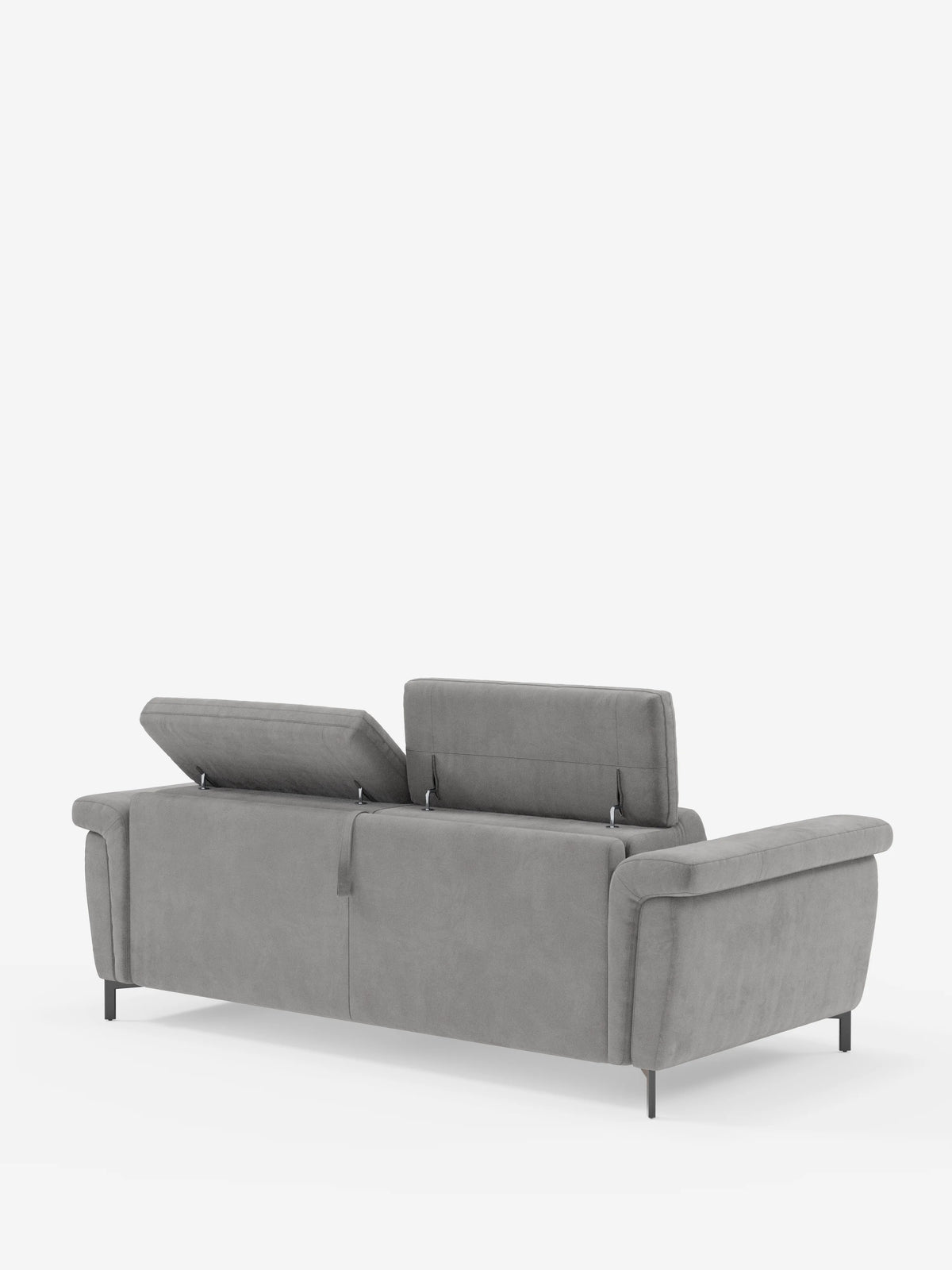 Il divano letto di design Capri di divitt.sbs, rivestito in raffinato tessuto effetto velluto T30 resistente alle macchie, è presentato nella tonalità grigio chiaro. Nella foto, che lo ritrae visto da dietro, presenta due poggiatesta reclinabili leggermente rialzati, ampi braccioli e gambe alte di colore nero, il tutto su uno sfondo bianco a tinta unita.