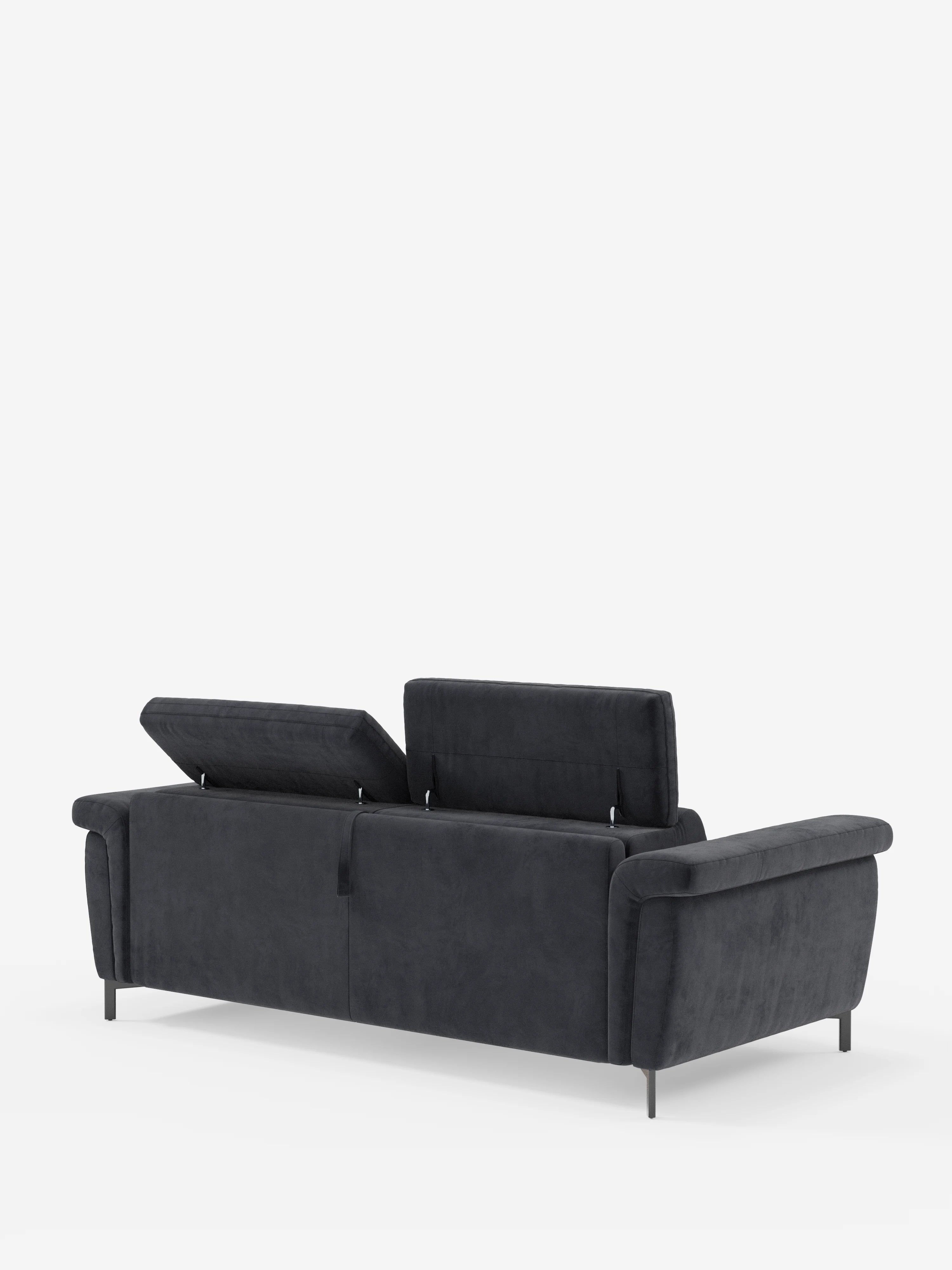 Il divano letto di design Capri di divitt.sbs è ripreso nella vista posteriore, che mette in risalto i due poggiatesta regolabili, gli ampi braccioli e le sottili gambe nere. Realizzato con maestria secondo la tradizione della manifattura italiana, questo divano grigio scuro è rivestito in un raffinato tessuto smacchiabile T30 effetto velluto e si staglia con eleganza su uno sfondo bianco a tinta unita.