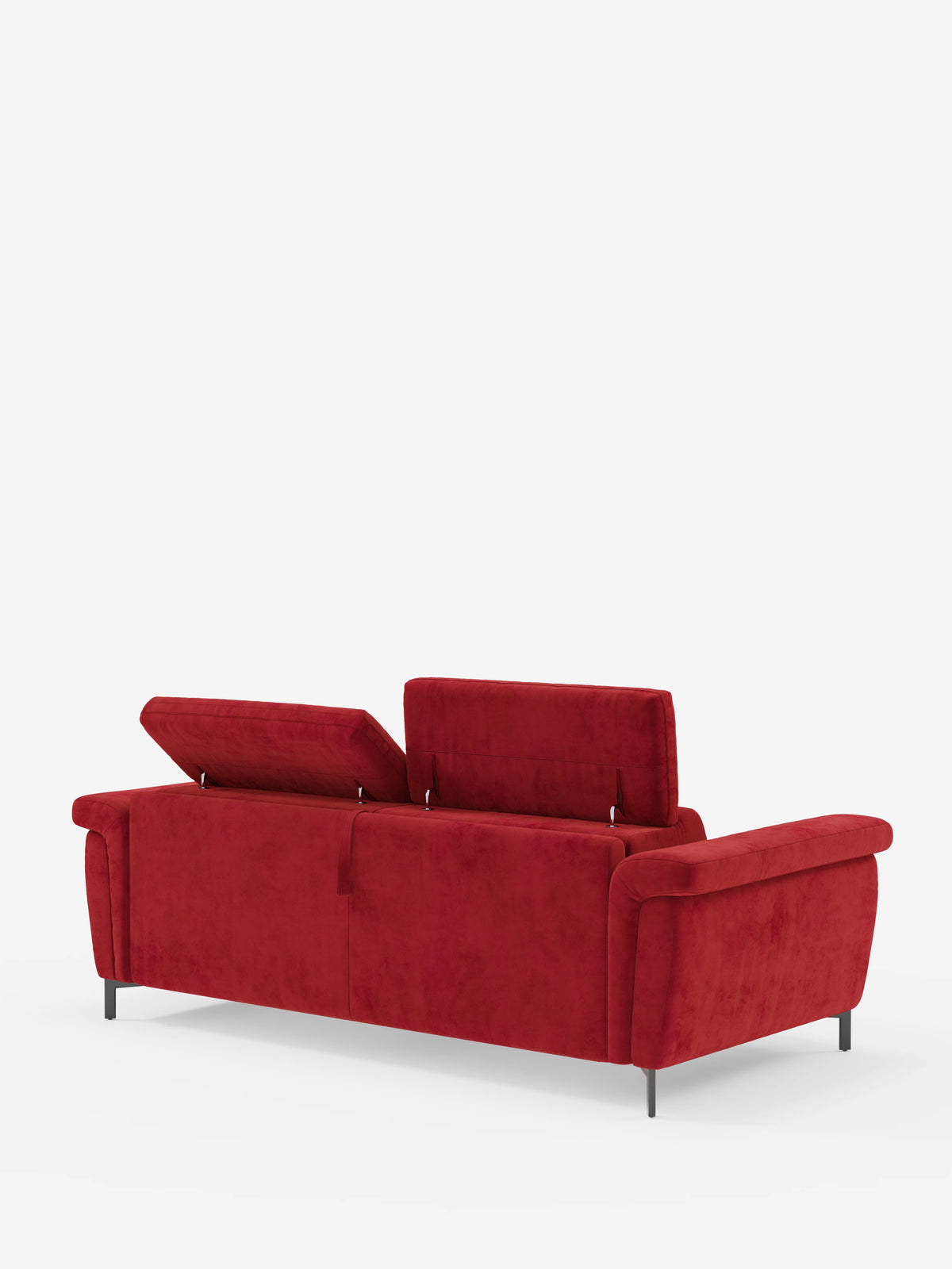 Un divano letto di design Capri di divitt.sbs è ripreso di retro su uno sfondo bianco. Rivestito con un elegante tessuto effetto velluto smacchiabile T30, il divano presenta ampi braccioli, gambe alte e slanciate e due poggiatesta reclinabili parzialmente sollevati per rivelare lo spazio contenitivo interno: una raffinata vetrina della manifattura italiana.