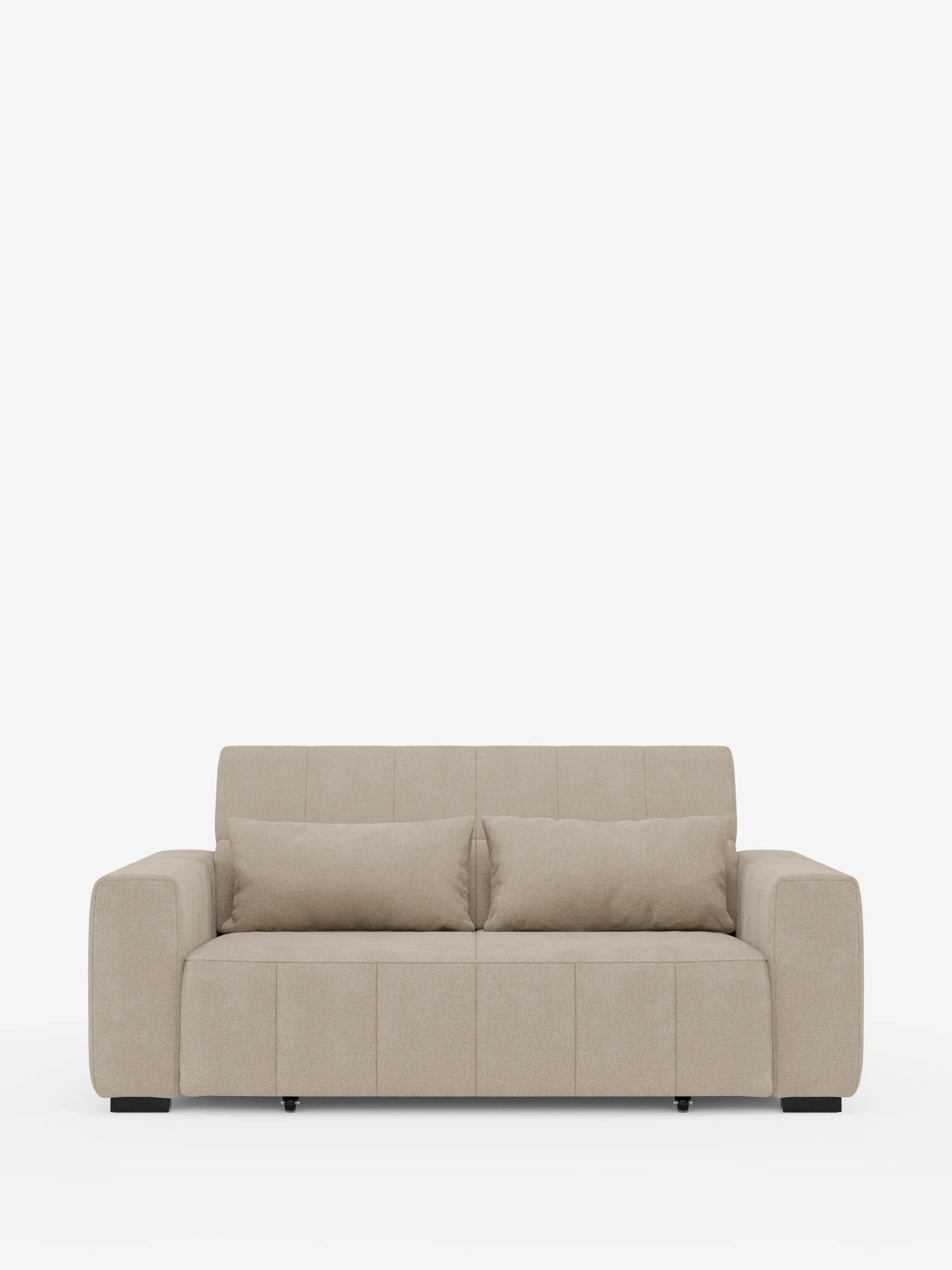 Un moderno divano a tre posti Doric color beige di divitt.sbs, caratterizzato da braccioli squadrati, due cuscini coordinati ed eleganti dettagli di cuciture orizzontali e verticali. Questo divano contemporaneo offre sedute estensibili con funzione di reclinazione elettrica e un poggiatesta regolabile, rivestito in tessuto T23 facile da pulire. Poggia su quattro gambe corte nere su uno sfondo bianco a tinta unita.