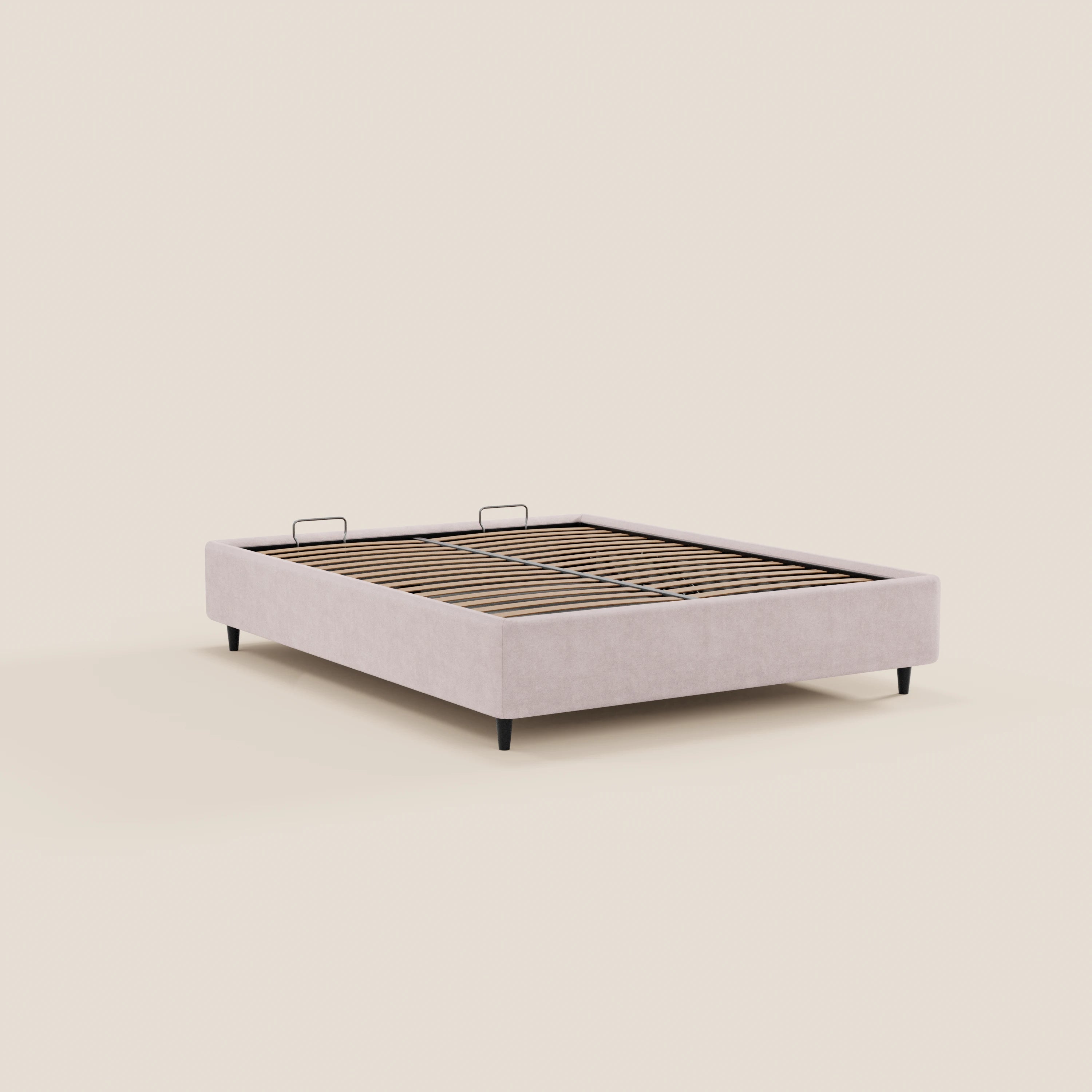 Il letto sommier imbottito ERON di Letti.store è realizzato con un tessuto impermeabile Oeko-Tex color beige chiaro, doghe in legno a vista e quattro gambe corte nere. Due piccole maniglie in metallo impreziosiscono questo letto dal design elegante con vano contenitore, raffigurato senza testiera su uno sfondo neutro.
