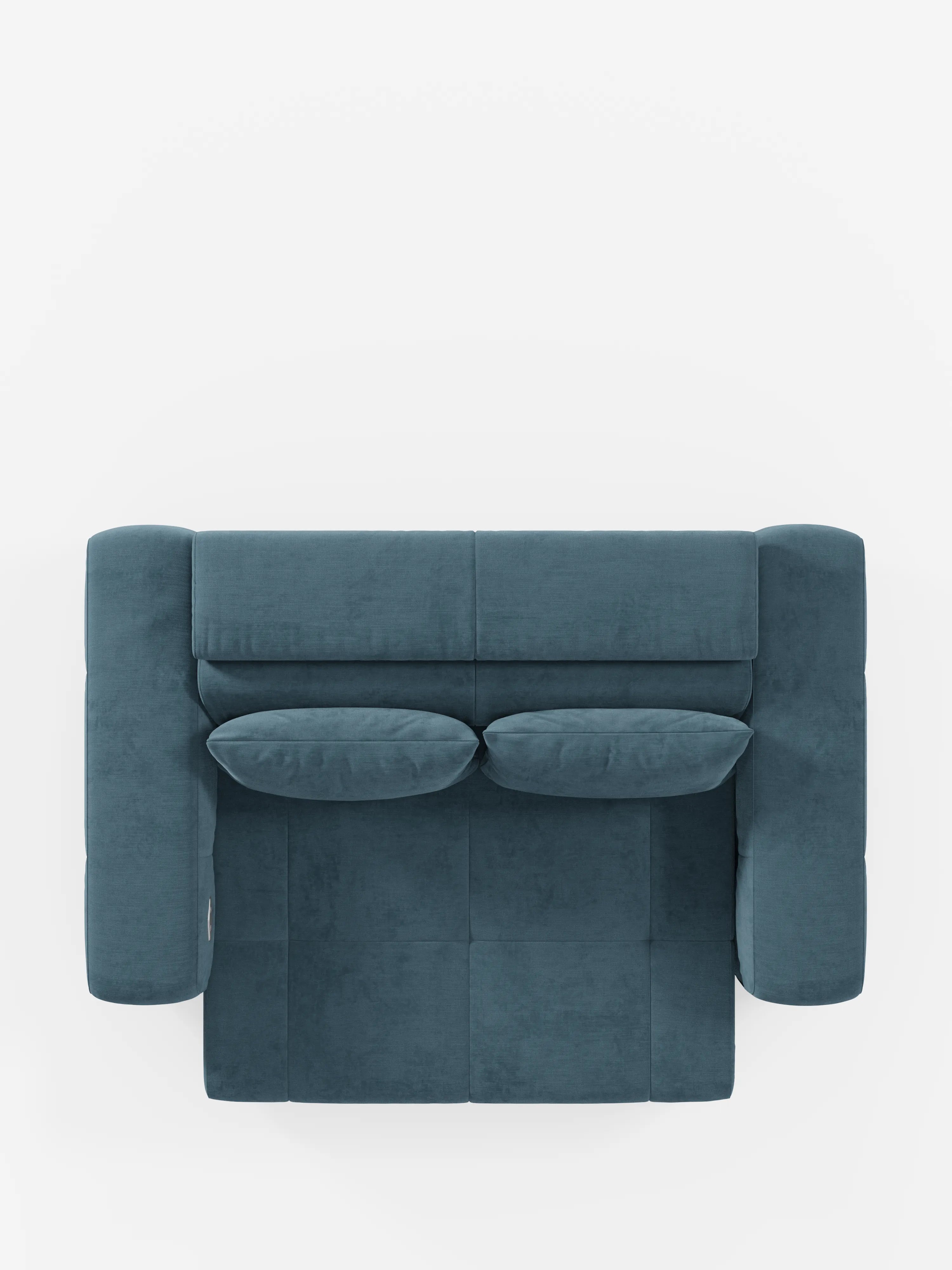 Vista dall'alto del divano Monarch con funzione relax elettrica per l'allungamento delle sedute e poggiatesta reclinabile di divitt.sbs, rivestito in morbido tessuto T31 blu-verde acqua resistente alle macchie. Questo divano moderno presenta due cuscini di seduta rettangolari e due cuscini decorativi abbinati, con ampi braccioli imbottiti e un aspetto morbido e accogliente, che risalta sullo sfondo bianco a tinta unita.