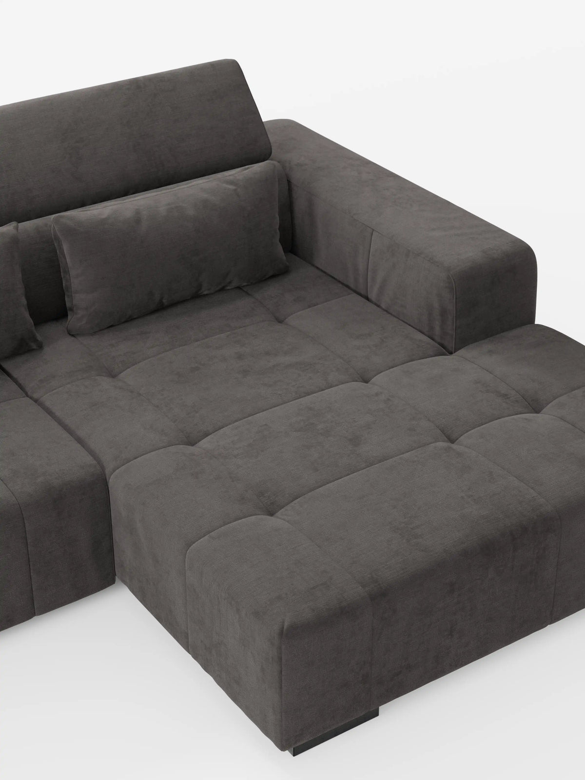 Il divano angolare Monarch con penisola e funzione Relax Elettrico per l’allungamento delle sedute di divitt.sbs è un moderno divano componibile in grigio scuro, caratterizzato da un design squadrato con trapuntatura e da braccioli ampi e bassi. Rivestito in morbido tessuto T31 resistente alle macchie, è dotato di poggiatesta reclinabili regolabili per un comfort ancora maggiore. Un cuscino rettangolare impreziosisce lo schienale. Il divano è raffigurato su uno sfondo bianco a tinta unita.