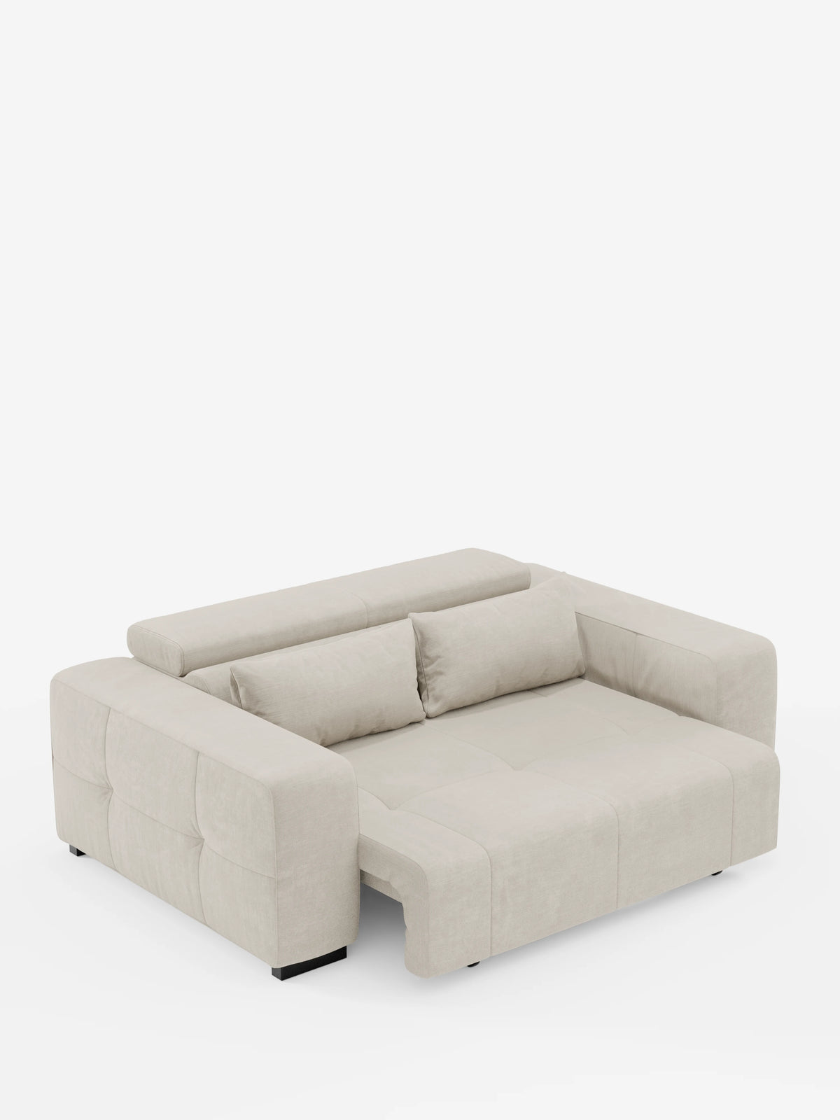 Un divano Monarch contemporaneo color beige chiaro con funzione relax elettrica per l’allungamento delle sedute e poggiatesta reclinabile di divitt.sbs, rivestito in morbido tessuto T31 facile da pulire, è raffigurato nella versione estesa per rivelare una superficie piana su cui dormire. Due cuscini cilindrici coordinati poggiano contro lo schienale basso e gli ampi braccioli. Lo sfondo è bianco a tinta unita.