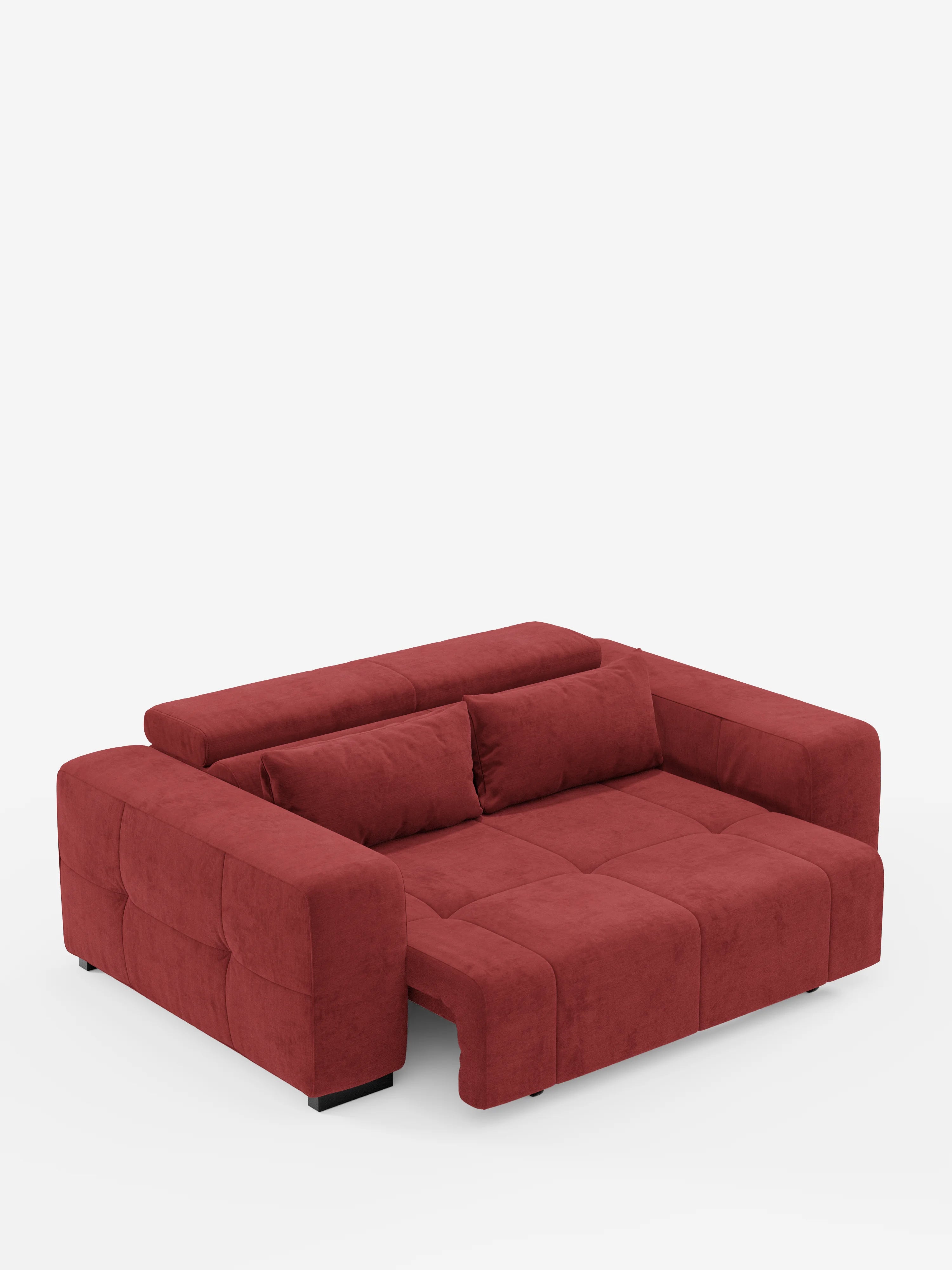 Un moderno divano Monarch con funzione relax elettrica per l’allungamento delle sedute e poggiatesta reclinabile di divitt.sbs, rivestito in rosso, è caratterizzato da ampi braccioli e schienale. Mostrato in posizione parzialmente estesa su uno sfondo bianco, rivela una superficie piana adatta all’uso come letto. Il divano è realizzato in morbido tessuto T31 resistente alle macchie e presentato in un ambiente minimalista.
