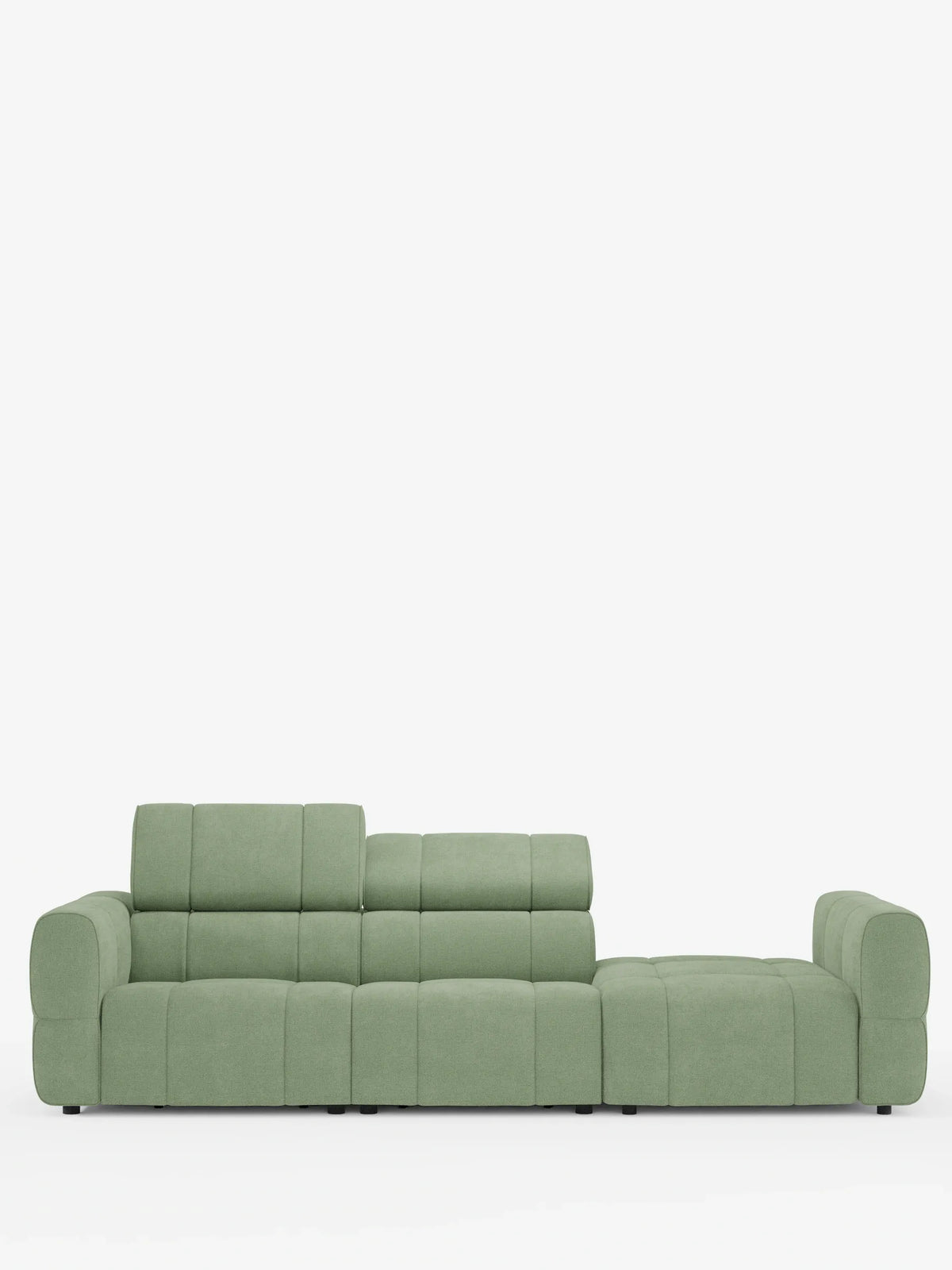 Il divano componibile Giotto, color verde salvia, con terminale aperto – opzione relax elettrico in tessuto smacchiabile T23 – presenta un design rettangolare trapuntato con poggiatesta regolabile e una chaise longue aperta su sfondo bianco.