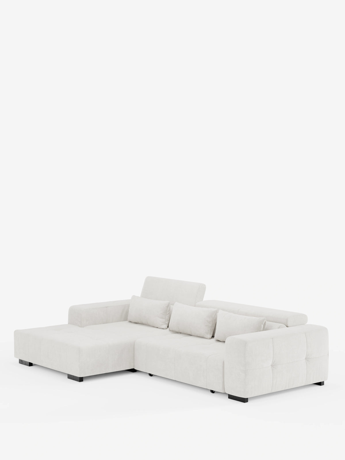 Il divano angolare Monarch con penisola e funzione relax elettrica per l’allungamento delle sedute di divitt.sbs è un moderno divano componibile a L rivestito in tessuto T31 beige chiaro, morbido e resistente alle macchie. È dotato di tre cuscini dello schienale, due braccioli, gambe basse nere a blocco e poggiatesta regolabili per il massimo comfort, il tutto su uno sfondo bianco.