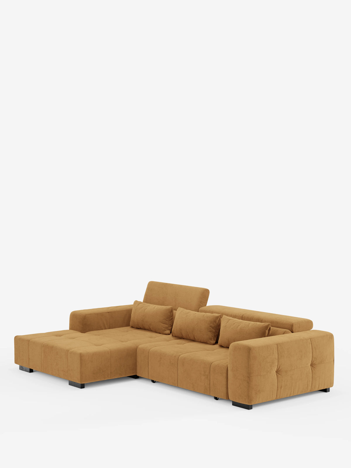 Vi presentiamo il divano angolare Monarch con penisola e funzione Relax elettrica per l’allungamento delle sedute di divitt.sbs: questo moderno divano componibile in giallo senape presenta braccioli bassi e larghi, un elegante design a forma di L, morbido tessuto T31 antimacchia e piedini a blocco neri. I cuscini trapuntati sono completati da tre cuscini cilindrici coordinati, mentre i poggiatesta reclinabili garantiscono un comfort ancora maggiore, il tutto su uno sfondo bianco a tinta unita.