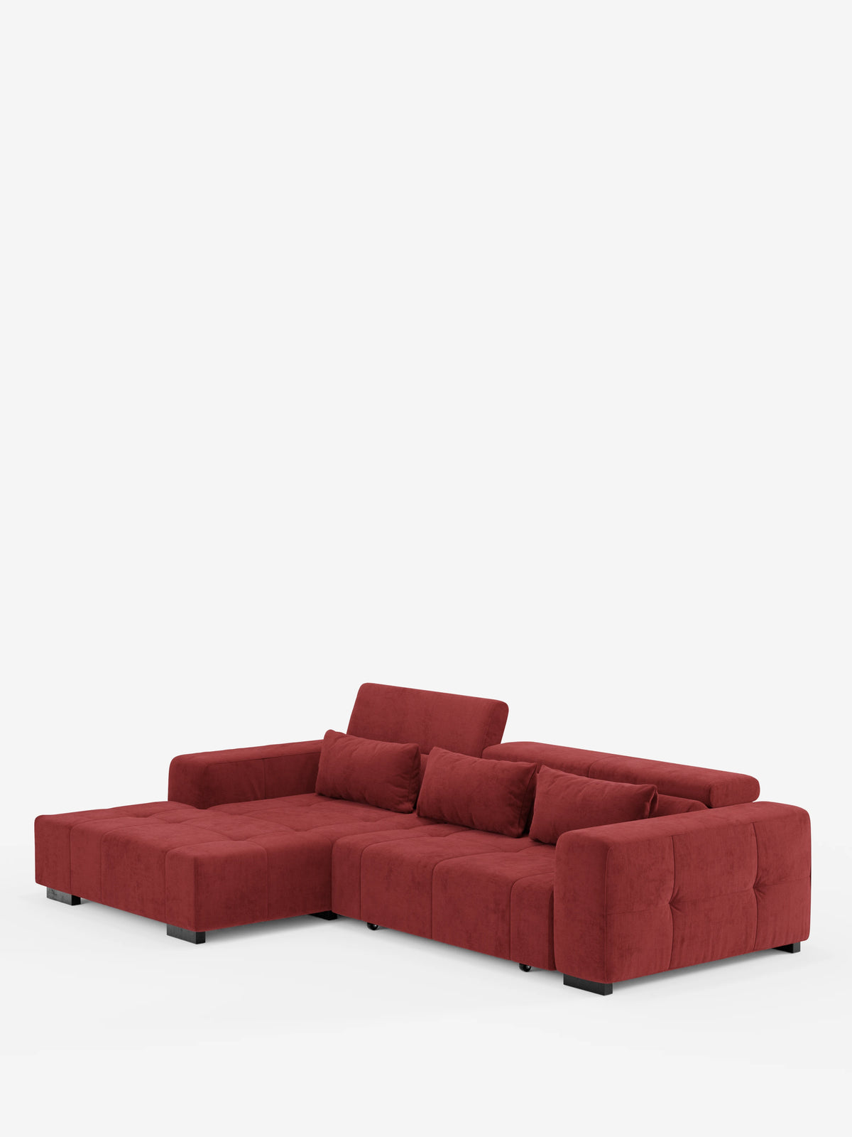 Un divano angolare Monarch contemporaneo con penisola e funzione relax elettrica di divitt.sbs, presentato in tessuto T31 rosso intenso resistente alle macchie, con tre posti a sedere, un’estensione a chaise longue sul lato sinistro, braccioli dal profilo basso, tre cuscini dello schienale e due cuscini cilindrici più piccoli su sfondo bianco.