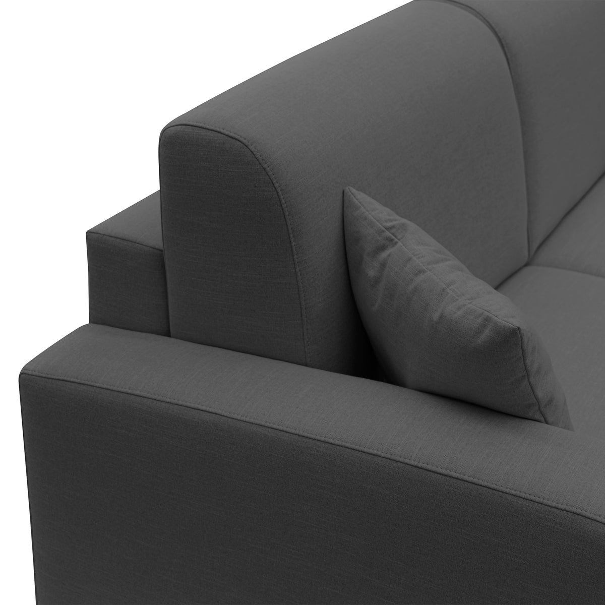 Un primo piano del divano letto matrimoniale Lebron da 176 cm (materasso 120x197) in tessuto ecosostenibile antracite di divitt.sbs mette in risalto il suo tessuto ecosostenibile grigio scuro, i braccioli squadrati e il cuscino più piccolo abbinato appoggiato allo schienale. Questo moderno divano letto si caratterizza per le linee pulite e il design elegante, realizzato in Italia secondo criteri di sostenibilità e presentato su uno sfondo bianco a tinta unita.