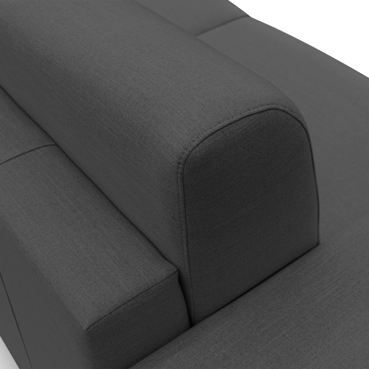 Primo piano del divano letto matrimoniale Lebron di divitt.sbs, che mette in risalto il rivestimento in tessuto ecosostenibile color antracite. L’attenzione è rivolta allo schienale arrotondato e imbottito e ai braccioli, caratterizzati da dettagli di cucitura precisi. Il tessuto ecosostenibile, liscio e ben teso, ne sottolinea il design rispettoso dell’ambiente. Su uno sfondo bianco, questo elegante divano letto da 176 cm (matr. 120x197) realizzato in Italia incarna la raffinatezza moderna.