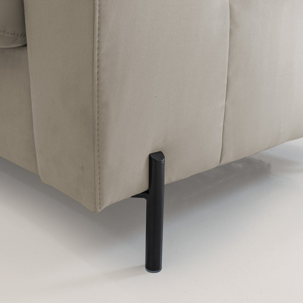 Ortensia divano letto materasso H18 cm con piedi alti in elegante microfibra smacchiabile T11 tortora - divitt.sbs