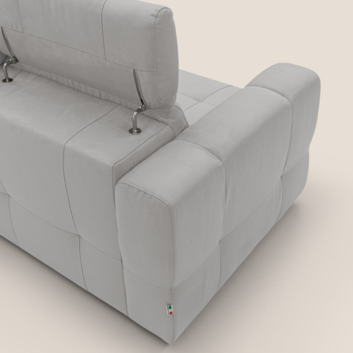 Kronos Divano angolare con poggiapiedi estraibile e pouf contenitore mobile in microfibra impermeabile T11 grigio chiaro - divitt.sbs