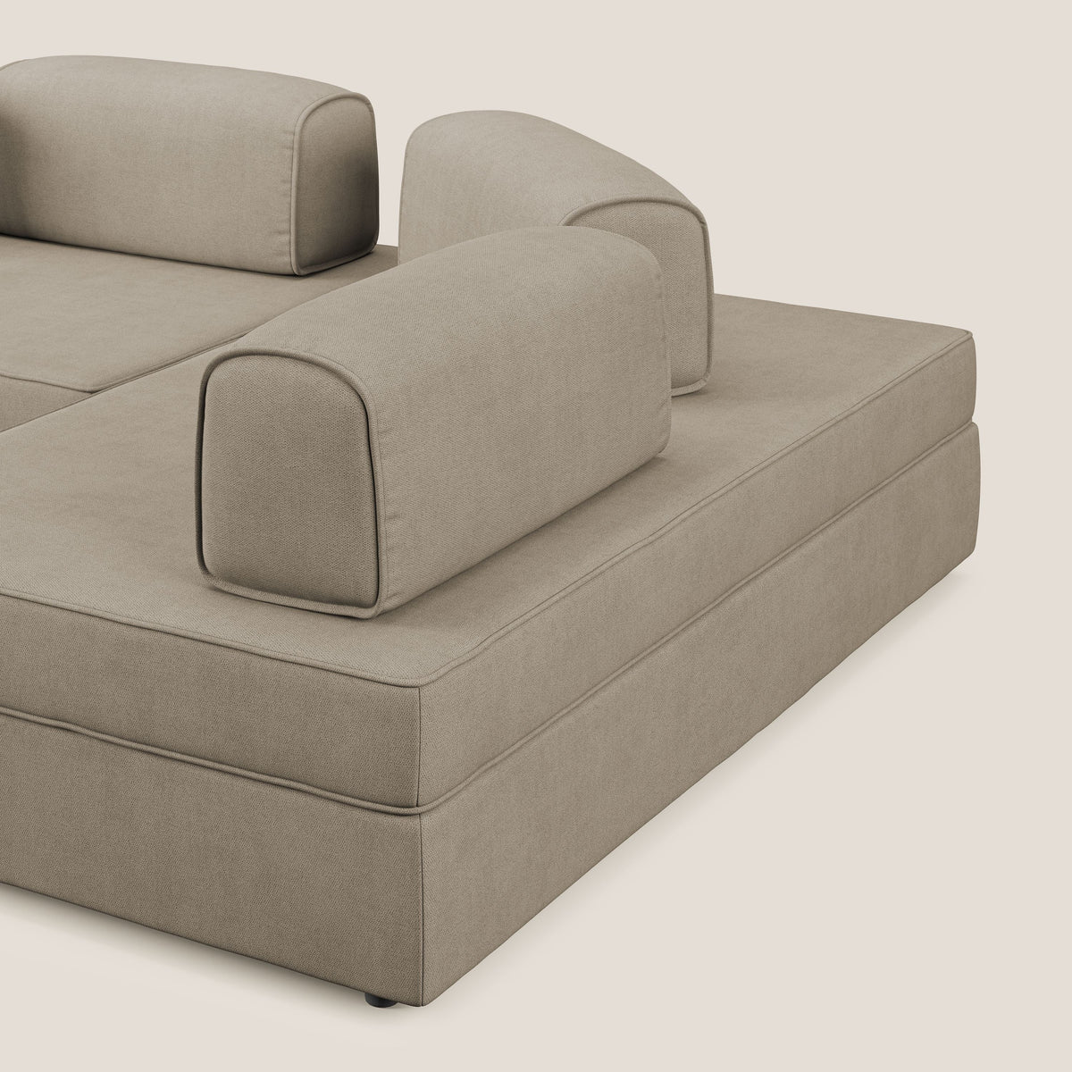 Liberty divano angolare con pouf estraibile e schienali movibili in tessuto morbido impermeabile T02 beige - divitt.sbs