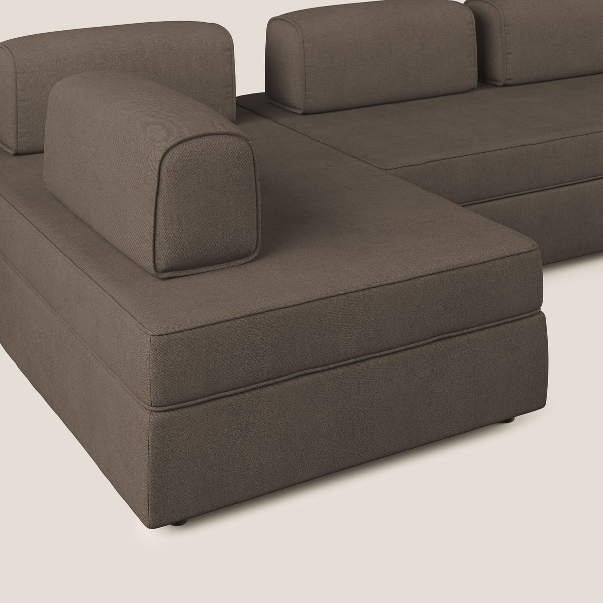 Liberty divano panoramico con pouf estraibile e schienali movibili in tessuto morbido impermeabile T02 marrone - divitt.sbs