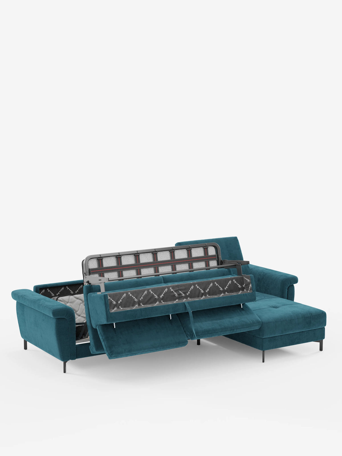 Un divano letto angolare Capri color verde acqua con penisola contenitore e poggiatesta reclinabili di divitt.sbs, rivestito in elegante tessuto T30 resistente alle macchie, con il letto estraibile parzialmente aperto. Sollevando lo schienale si scopre all’interno una struttura letto in metallo e un materasso. Questo sofisticato divano poggia su sottili gambe nere ed è dotato di una chaise longue sul lato destro. Lo sfondo è bianco a tinta unita.
