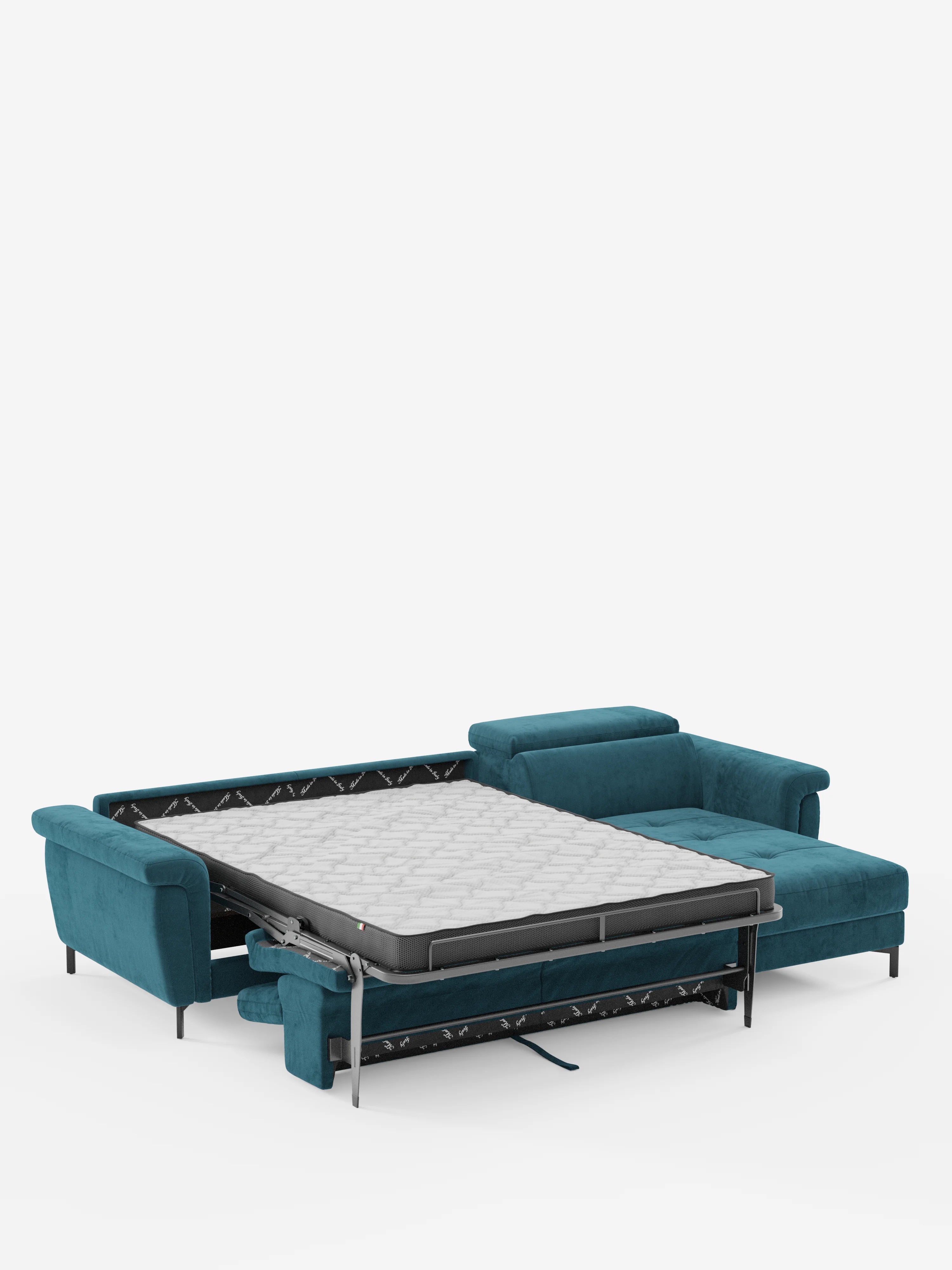 Un divano letto angolare Capri con penisola contenitore e poggiatesta reclinabili di divitt.sbs, rivestito in elegante tessuto T30 antimacchia, è esposto completamente aperto su uno sfondo bianco a tinta unita. Il divano letto mette in risalto la sua spaziosa superficie letto estraibile, la robusta struttura in metallo e i versatili poggiatesta regolabili.