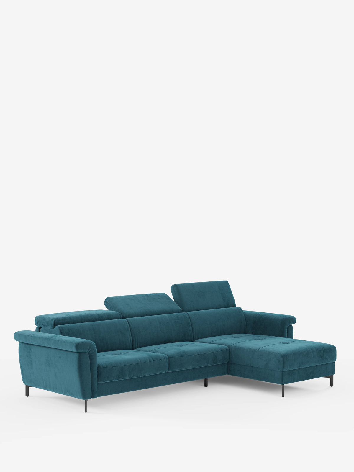 Il divano letto angolare Capri con penisola contenitore e poggiatesta reclinabili di divitt.sbs è un moderno divano componibile a L rivestito in un elegante tessuto color verde acqua resistente alle macchie. È dotato di tre posti a sedere e di una chaise longue sulla destra, con morbidi cuscini, poggiatesta regolabili e sottili gambe in metallo nero. Il divano è presentato su uno sfondo bianco a tinta unita.