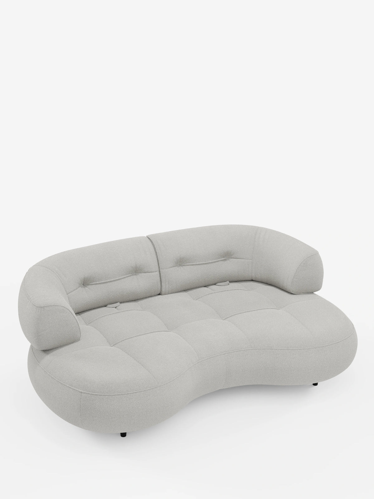 A Croissant: divano curvo a fagiolo a 3 posti con schienali traslanti, rivestito in morbido tessuto effetto cotone lavabile T33: un divano curvo a tre posti in tessuto grigio chiaro dalla silhouette a fagiolo, con cuscini trapuntati e braccioli arrotondati.