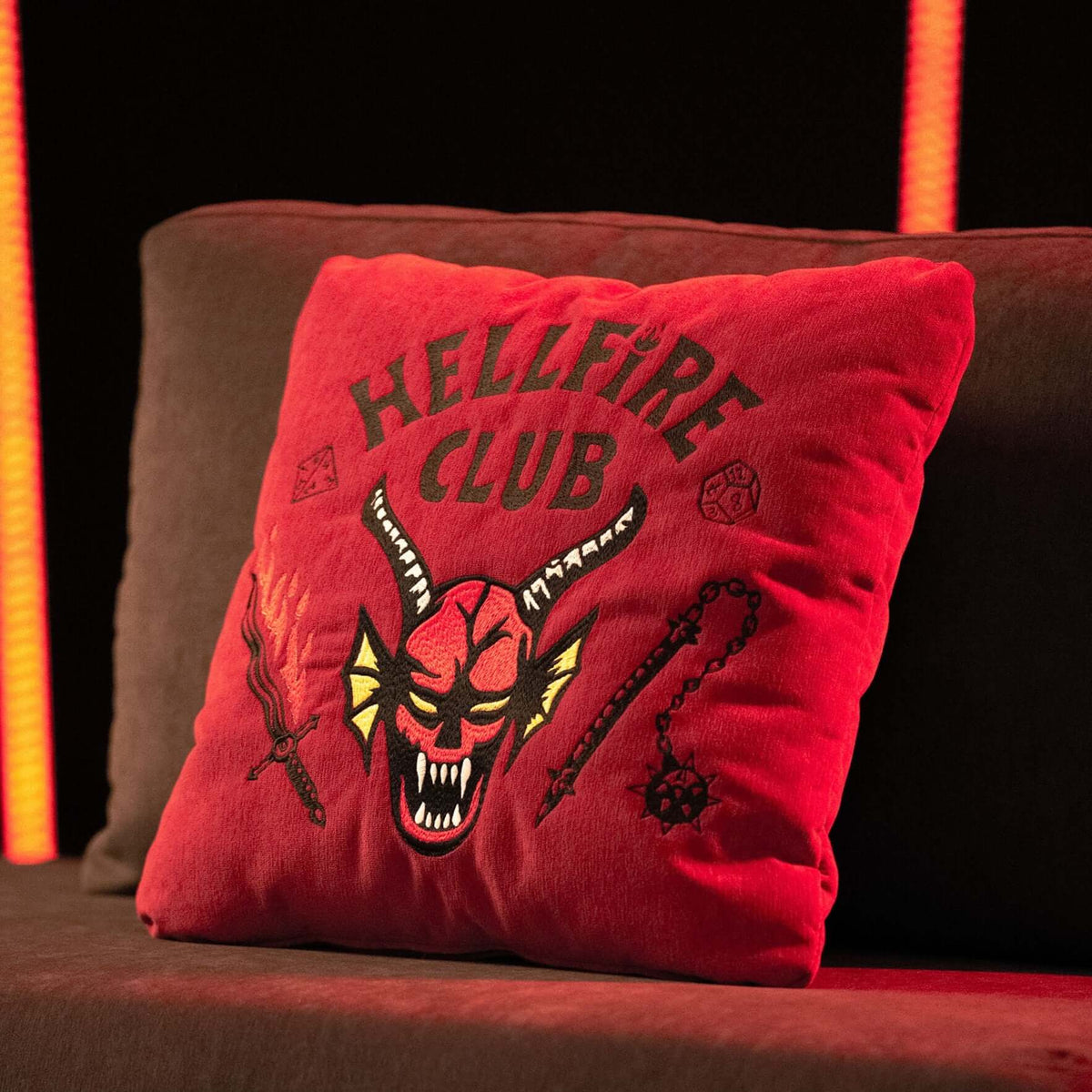 Cuscino Hellfire club stranger things Limited Edition con Ricamo – tessuto smacchiabile 45x45 rosso - divitt.sbs