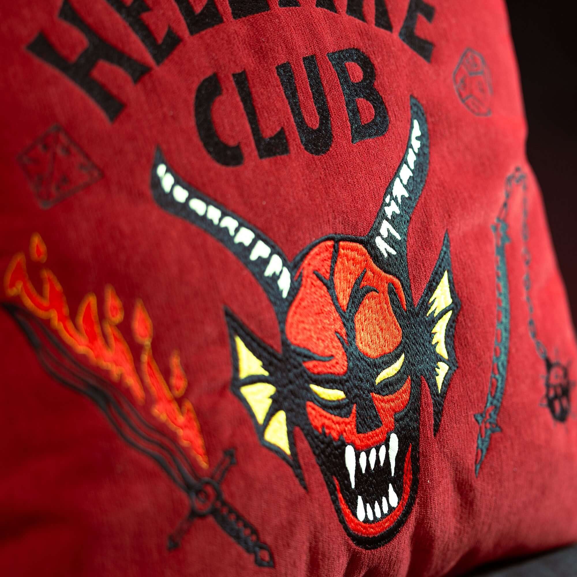 Cuscino Hellfire club stranger things Limited Edition con Ricamo – tessuto smacchiabile 45x45 rosso - divitt.sbs