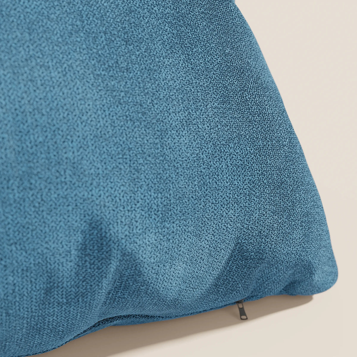 Primo piano del cuscino Destiny 45x45 cm di divitt.sbs in tessuto morbido impermeabile T02 azzurro, con una sottile cerniera nera, che offre un comfort elegante e felpato e disponibile in vari colori.