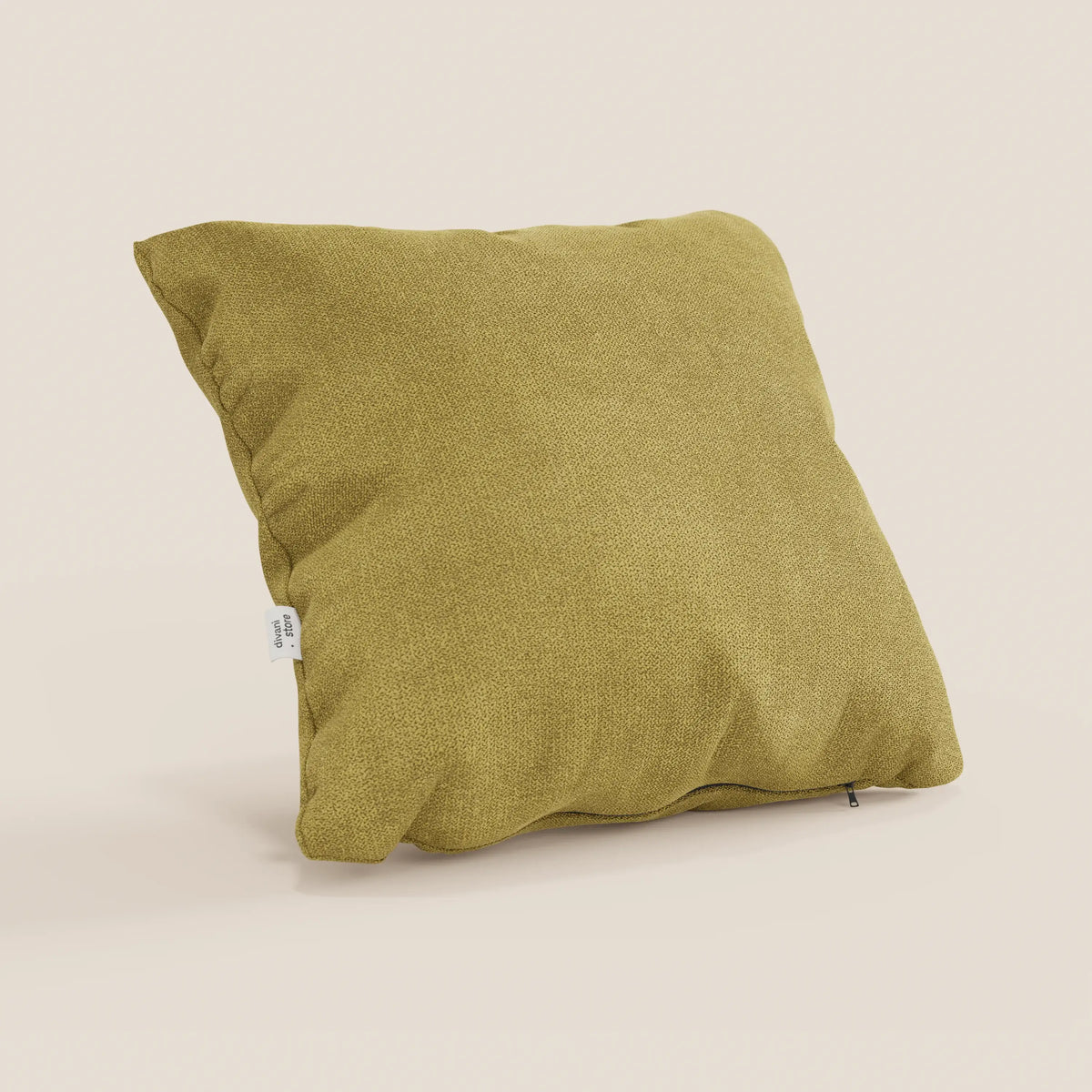 Il cuscino Destiny di divitt.sbs, presentato nel colore T02 giallo, è un cuscino quadrato di 45x45 cm realizzato in morbido tessuto impermeabile. Su sfondo beige, presenta una piccola etichetta bianca e una cerniera inferiore parzialmente visibile per il rivestimento sfoderabile.