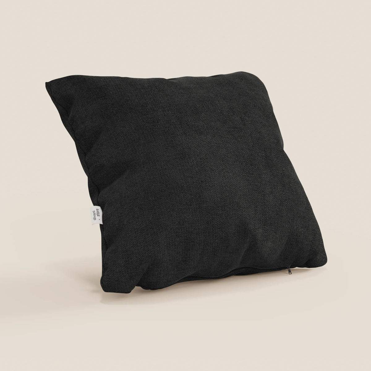 Il cuscino Destiny 45x45 cm di divitt.sbs, in nero T02 impermeabile, è caratterizzato da una copertina morbida e strutturata con una piccola etichetta bianca a sinistra e una cerniera visibile in basso a destra, in posizione verticale su uno sfondo beige chiaro.