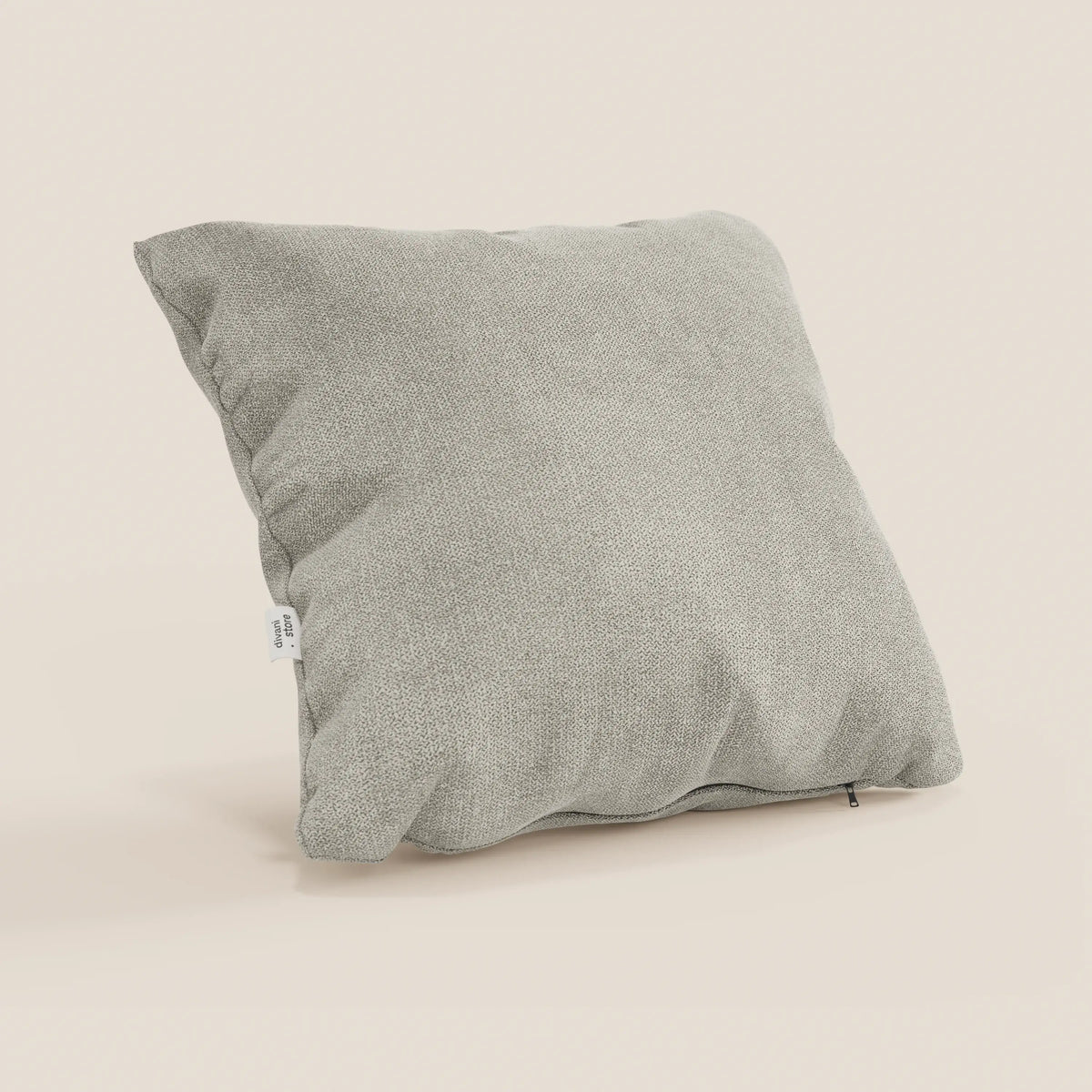 Il cuscino Destiny di divitt.sbs è raffigurato in piedi su uno sfondo color crema. Realizzato in morbido e impermeabile tessuto T02 panna, presenta cuciture a vista, una piccola etichetta bianca e una fodera lavabile per una facile pulizia.