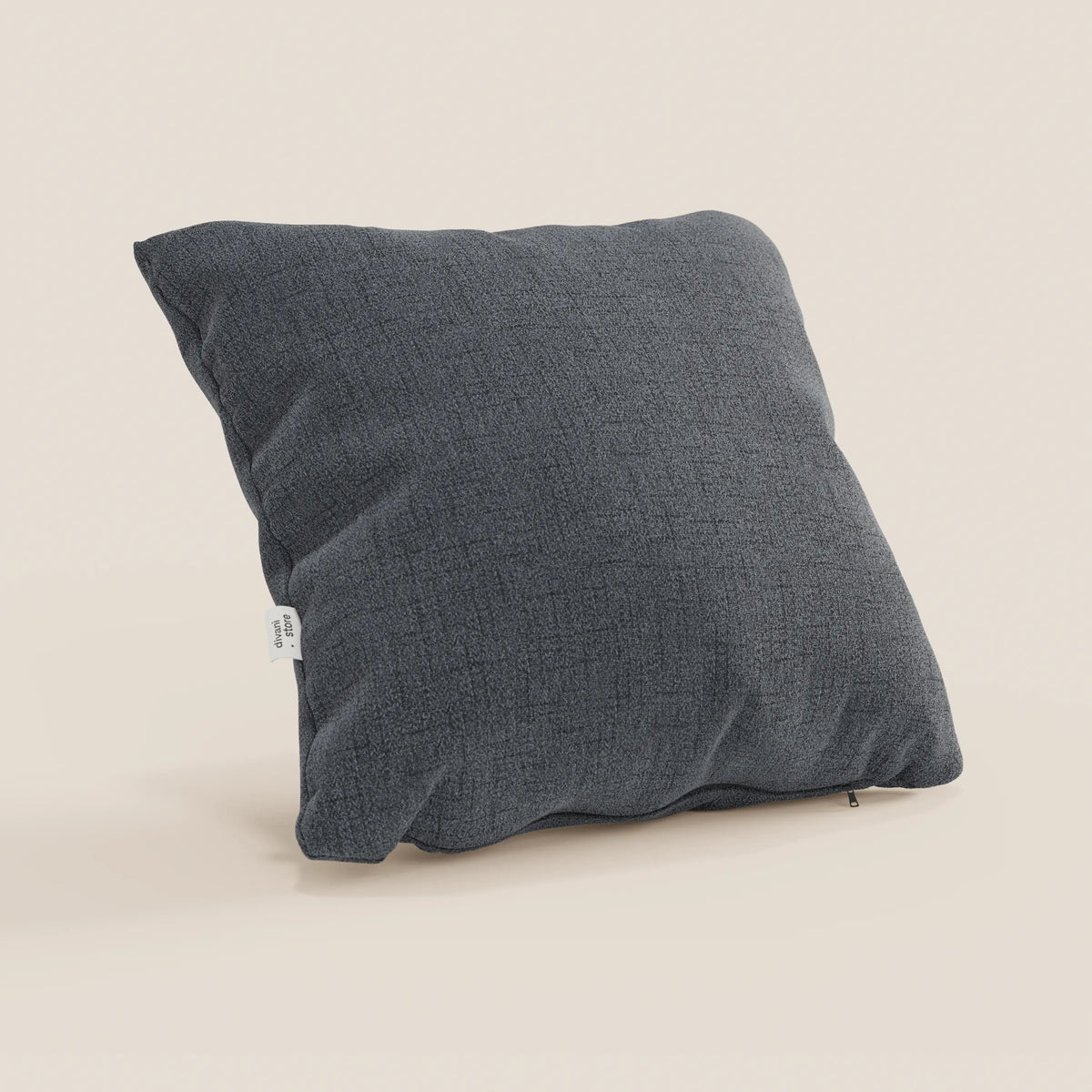 Il cuscino Felis di divitt.sbs in T03 grigio è caratterizzato da un morbido tessuto idrorepellente grigio scuro, cuciture sottili, targhetta bianca e angoli arrotondati, su sfondo beige chiaro. Disponibile in vari colori per un tocco di stile in più.